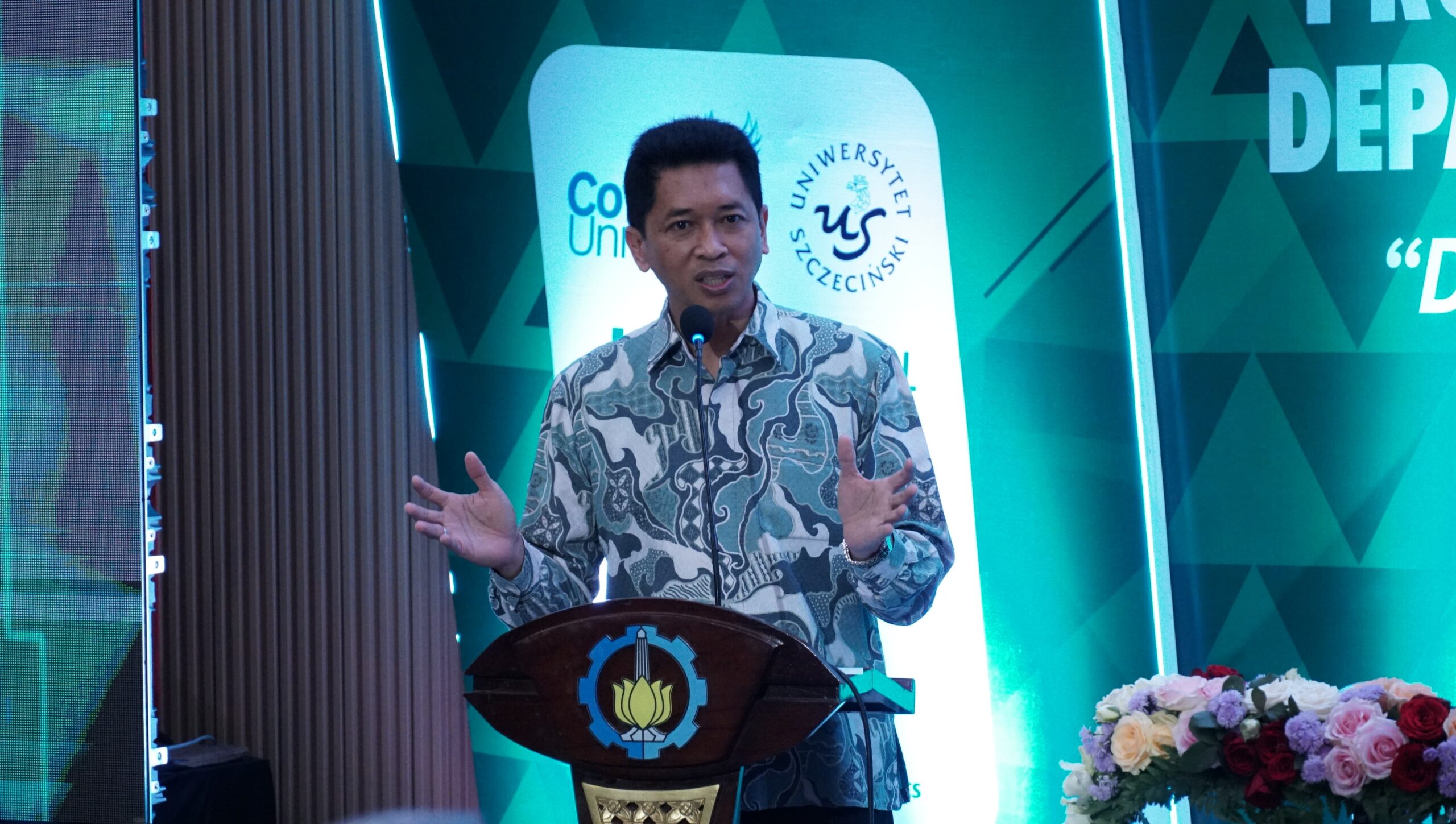 Rektor ITS Ir Bambang Pramujati ST MSc Eng PhD ketika memberikan sambutannya pada acara Grand Launching Prodi S1 Bisnis Digital ITS