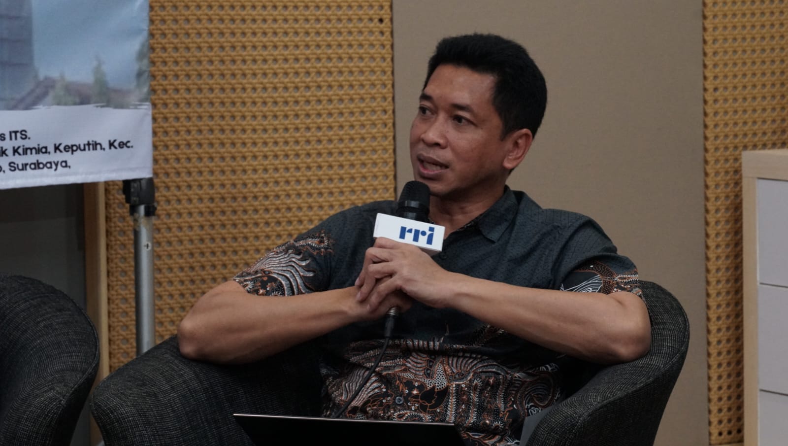 Rektor ITS Ir Bambang Pramujati ST MScEng PhD saat memberikan penjelasan terkait posisi kampus ITS dalam pentahelix mitigasi bencana