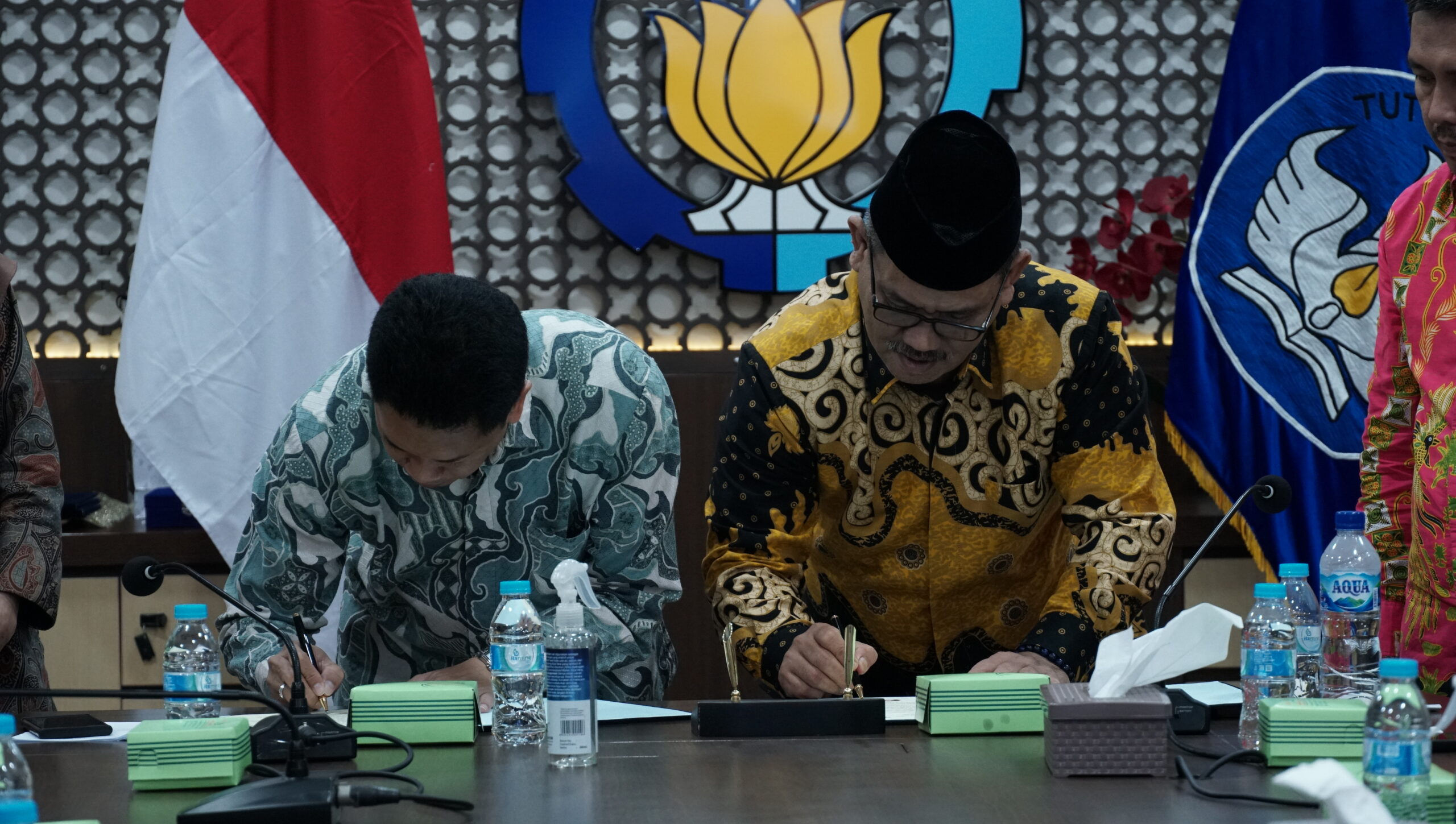 Foto Rektor ITS Ir Bambang Pramujati ST MSc Eng PhD (kiri) dan Rektor UIN STS Jambi Prof Dr As’ad MPd (kanan) ketika menandatangi dokumen kerja sama antara kedua institusi