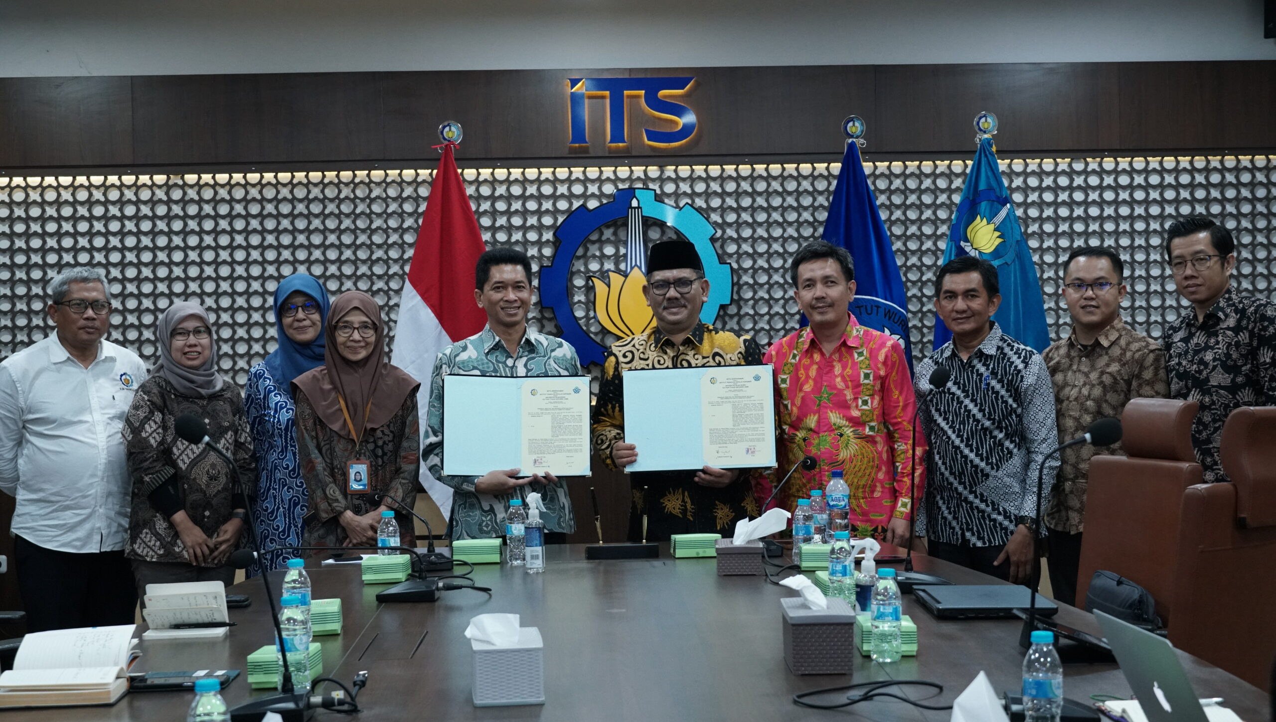 Rektor ITS Ir Bambang Pramujati ST MScEng PhD dan Rektor UIN STS Jambi Prof Dr As’ad MPd beserta perwakilan dari masing-masing kampus seusai penandatangan kerja sama