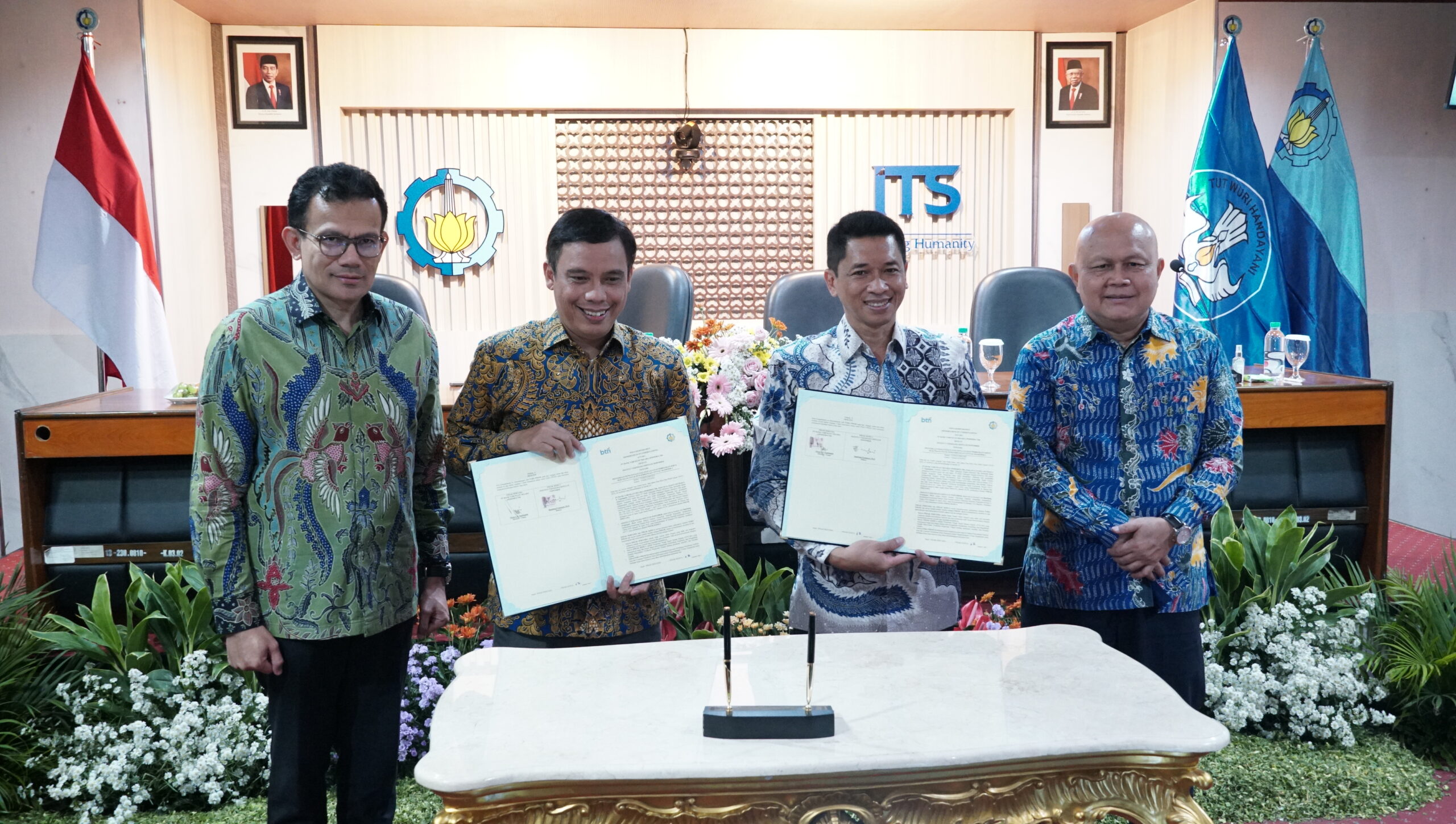 Foto Direktur Utama Bank BTN Nixon LP Napitupulu (dua dari kiri) dan Rektor ITS Ir Bambang Pramujati ST MScEng PhD IPU AEng ketika menandatangani MoU antara Bank BTN dan ITS