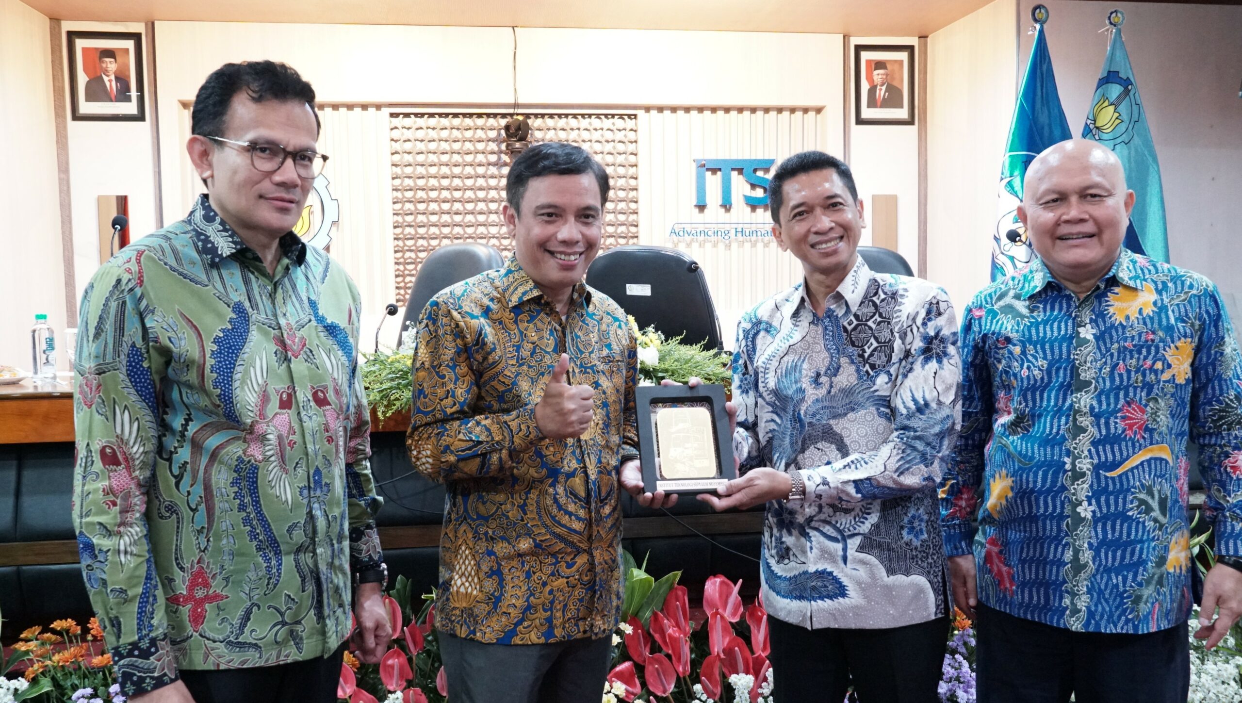 Foto pemberian cindera mata oleh ITS kepada Bank BTN