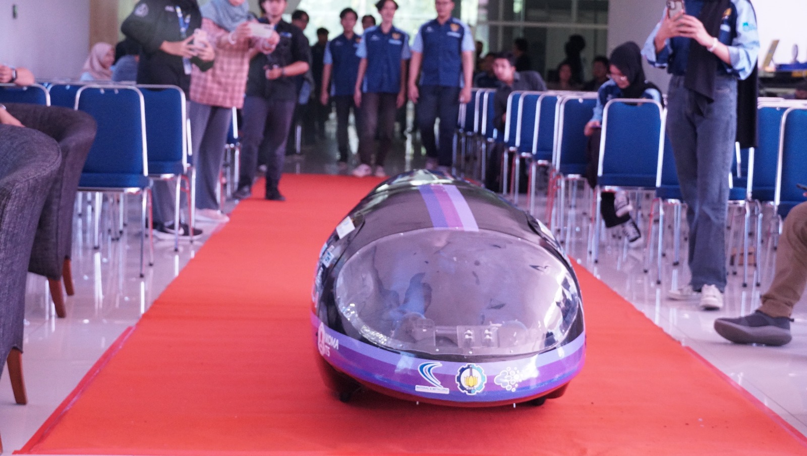 Antasena Falcon sedang melaju saat test drive pada acara peluncuran sebelum berlaga di Shell Eco-Marathon 2024