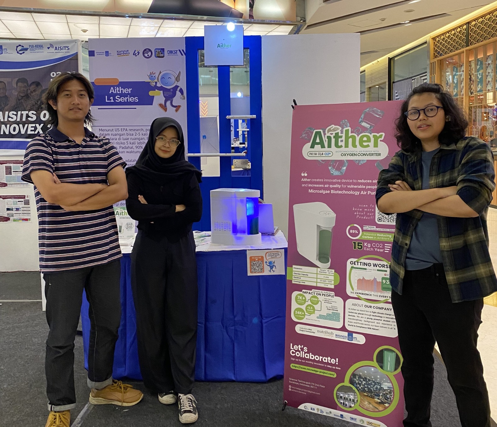 Co-Founder Aither Isaura Qinthara Heriswan (tengah) saat memamerkan produk inovasinya berupa bioteknologi air purifier pada pameran TENNOVEX 2023 di Surabaya