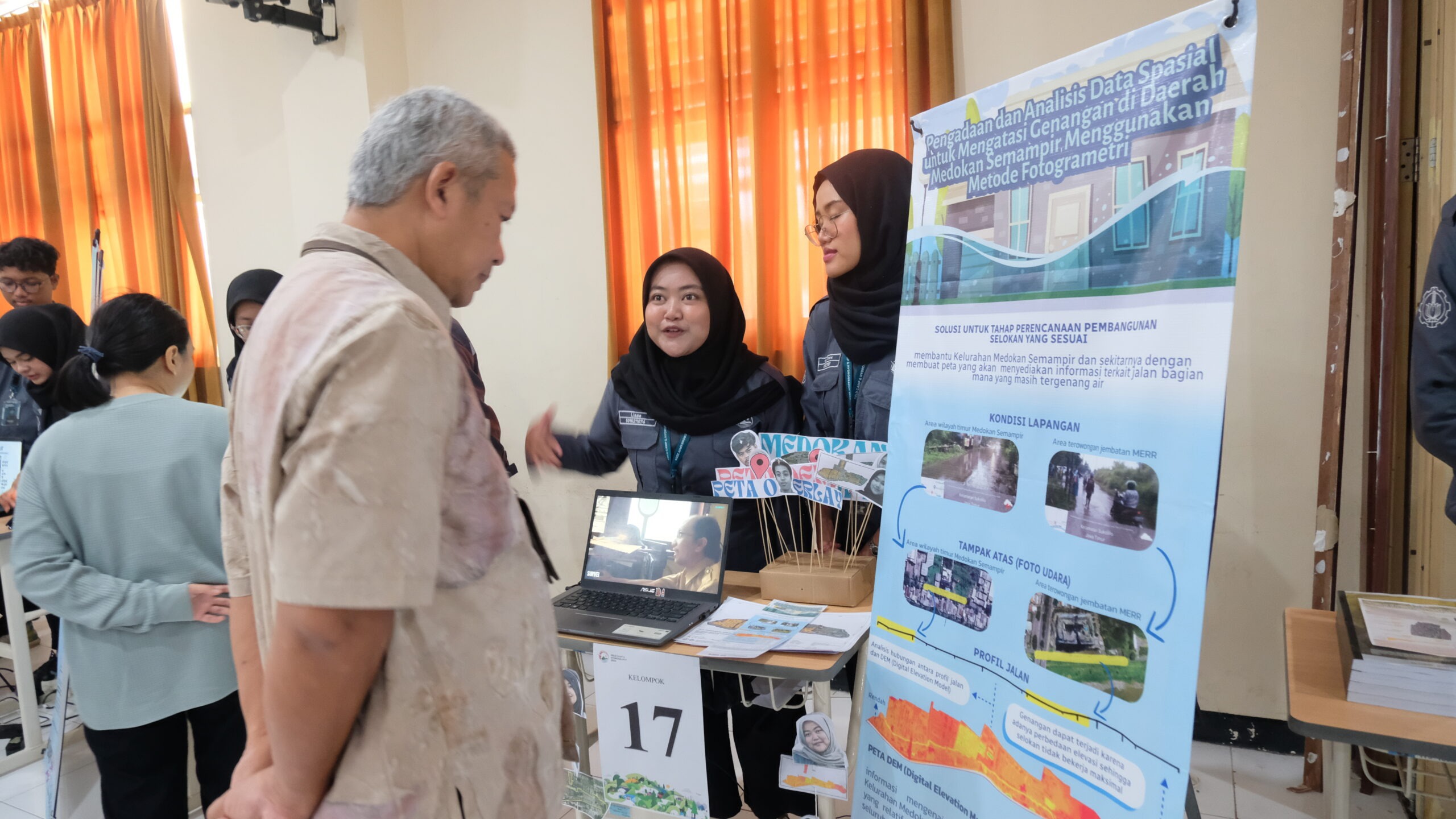 Mahasiswa mata kuliah Kemah Kerja menjelaskan produk inovasinya ke pengunjung