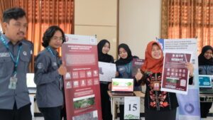 Pengunjung berfoto di salah satu booth mahasiswa di Pameran RASTERIO