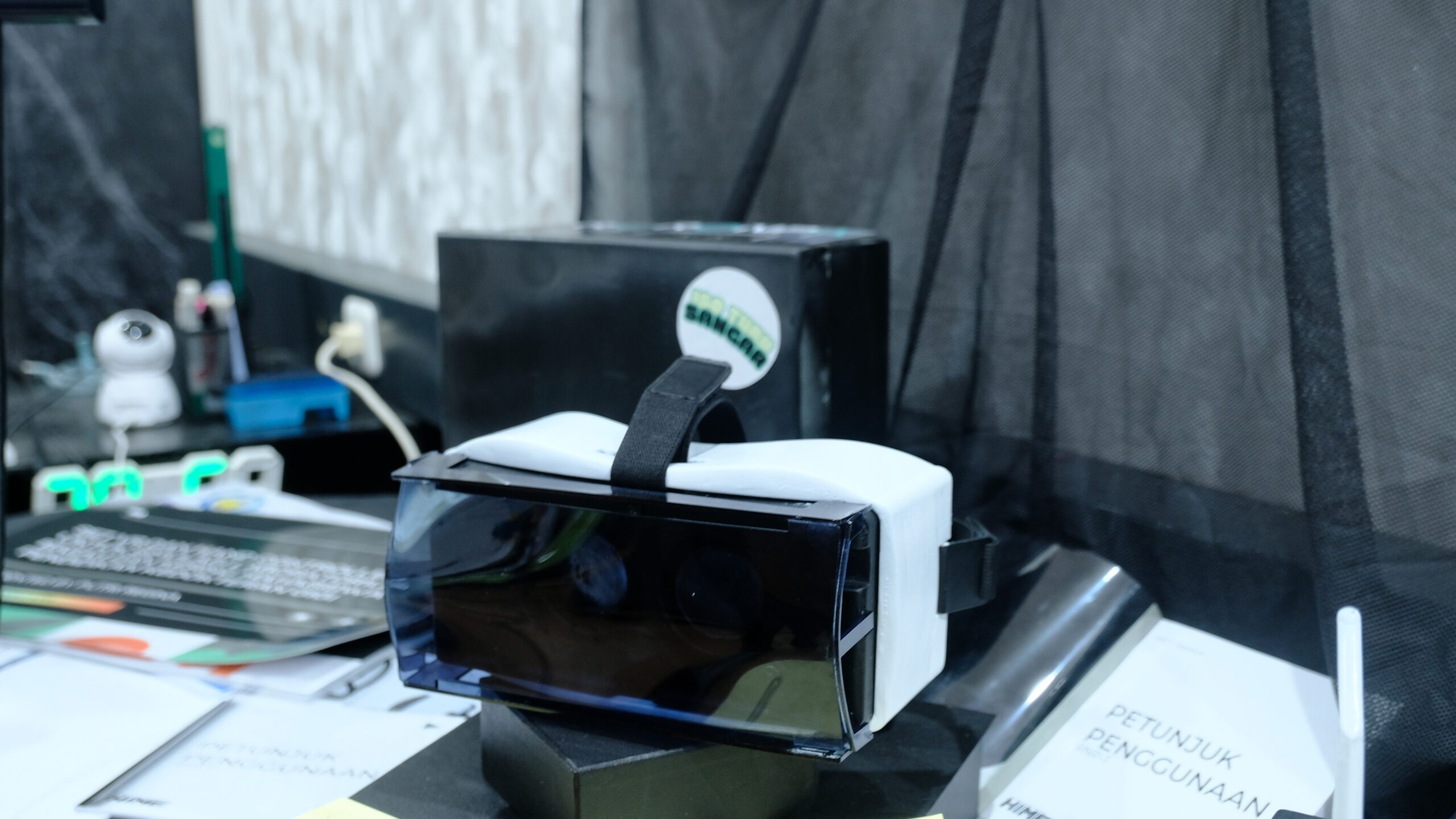 Produk RONPA, virtual reality (VR) yang terintegrasi dengan laboratorium basah dan kering bagi mahasiswa kedokteran gigi karya mahasiswa Departemen Desain Produk ITS