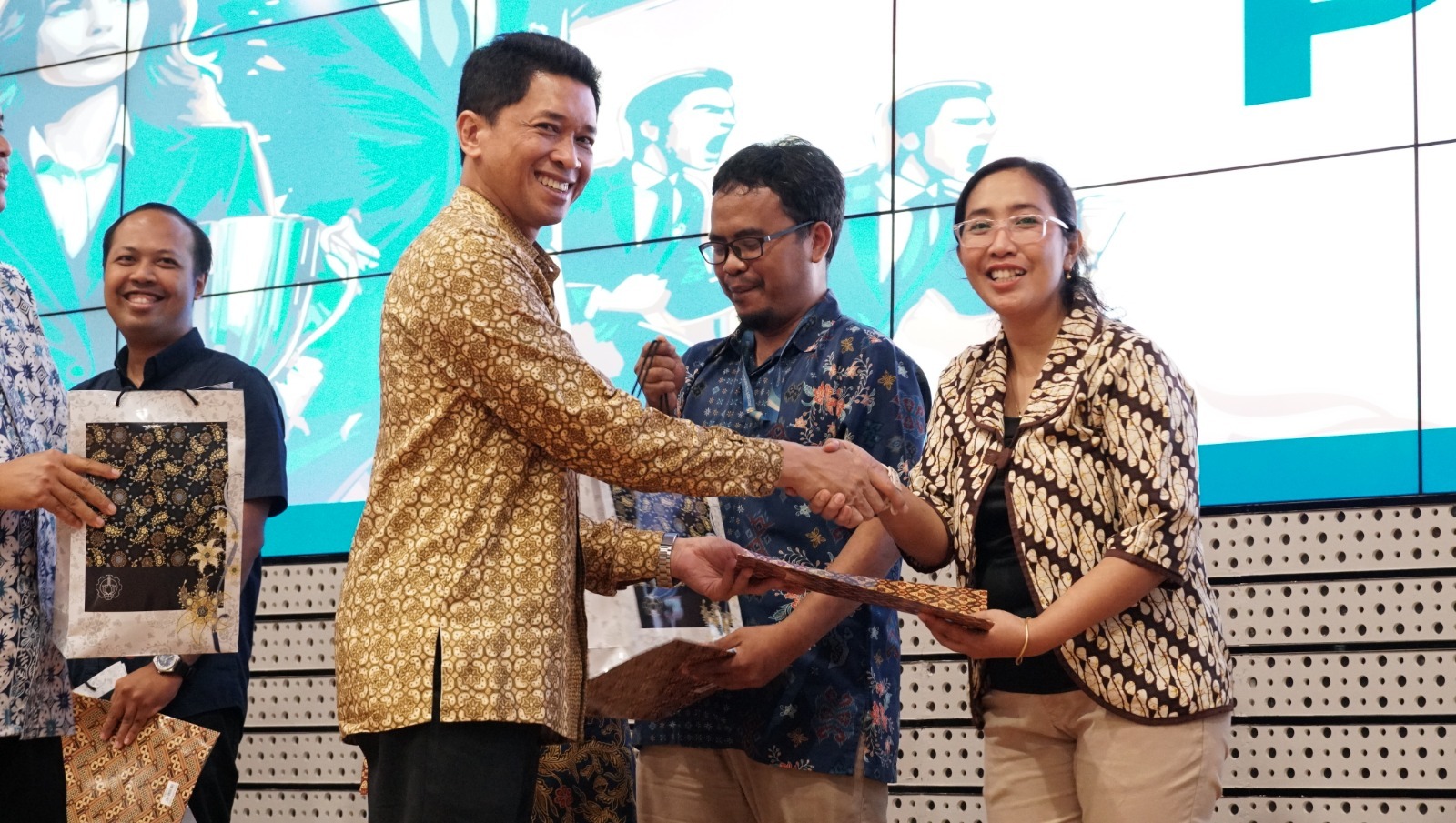 Rektor ITS Ir Bambang Pramujati ST MScEng PhD (kiri) saat memberikan penghargaan kepada salah satu dosen dengan tim lolos pendanaan terbanyak