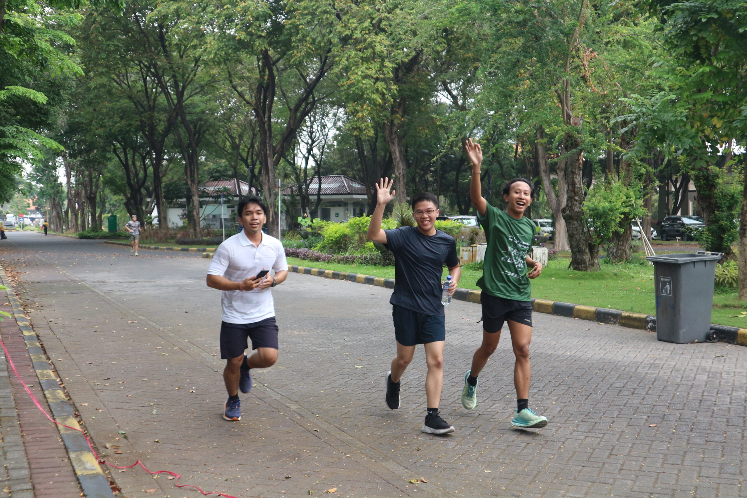 Beberapa peserta Eco Running SRE ITS 2024 berlari memasuki garis finish