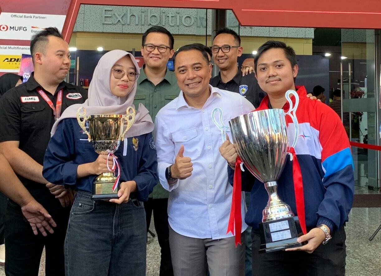 Foto Walikota Surabaya, Eri Cahyadi (baju putih) bersama Tim Sapuangin ITS di Gelaran IIMS Surabaya