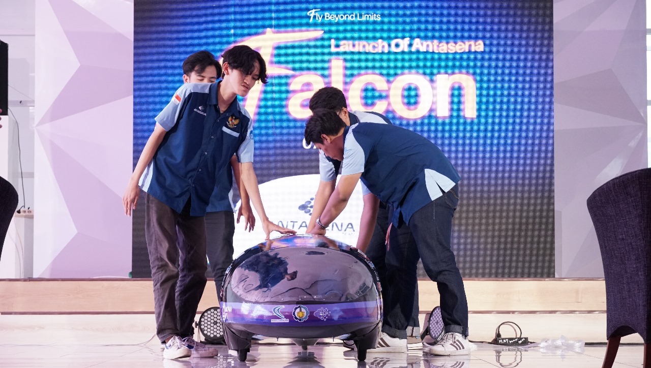 Para anggota tim Antasena ITS saat mempersiapkan test drive prototipe mobil Antasena Falcon