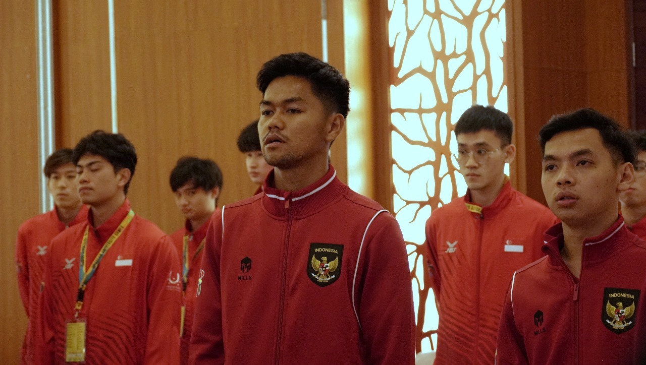 Para atlet dari Indonesia yang menghadiri acara pembukaan cabang olahraga handball ASEAN University Games ke-21 terlihat khidmat menyanyikan lagu kebangsaan Indonesia Raya