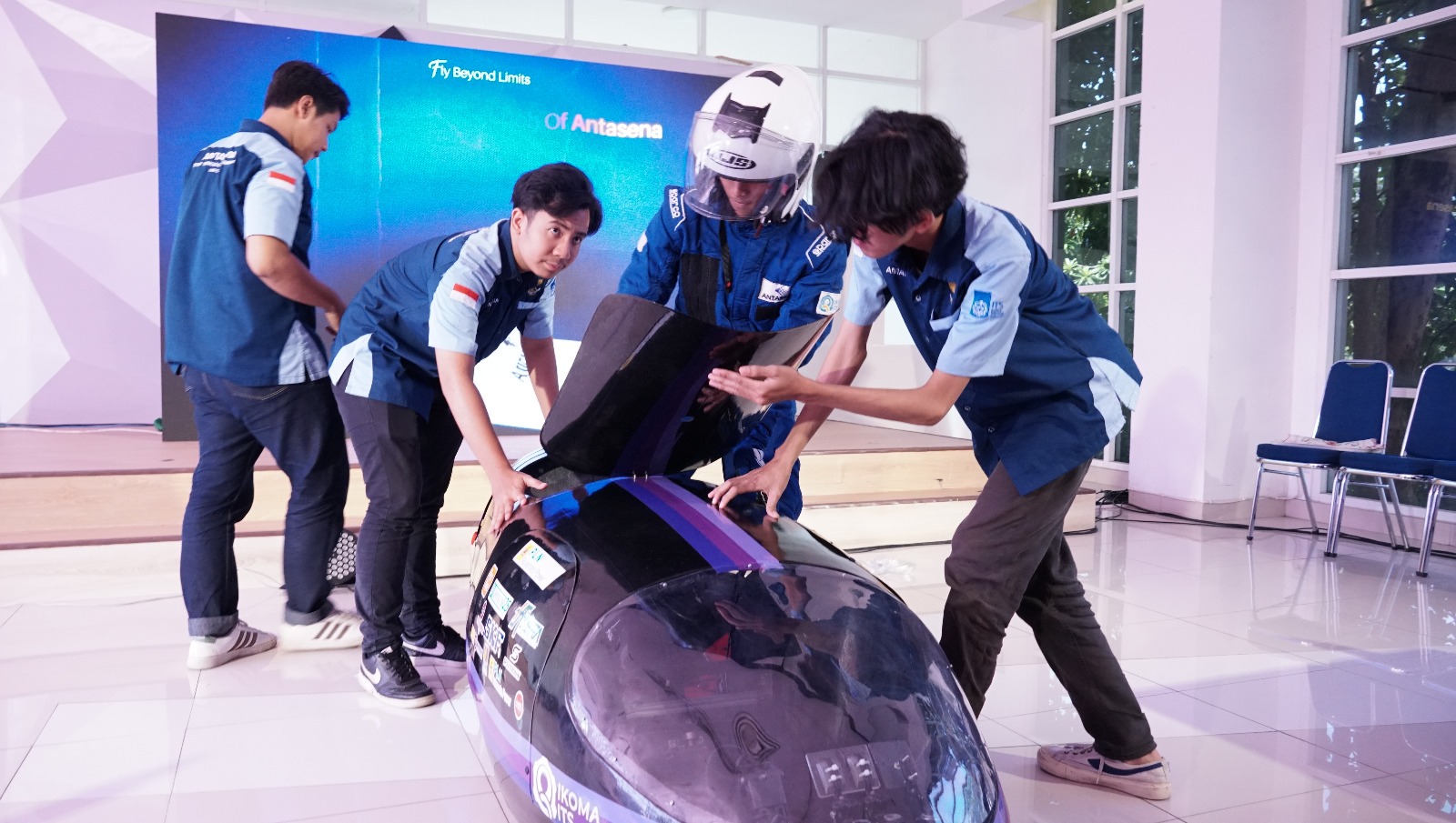 Persiapan tim Antasena ITS sebelum test drive mobil Antasena Falcon