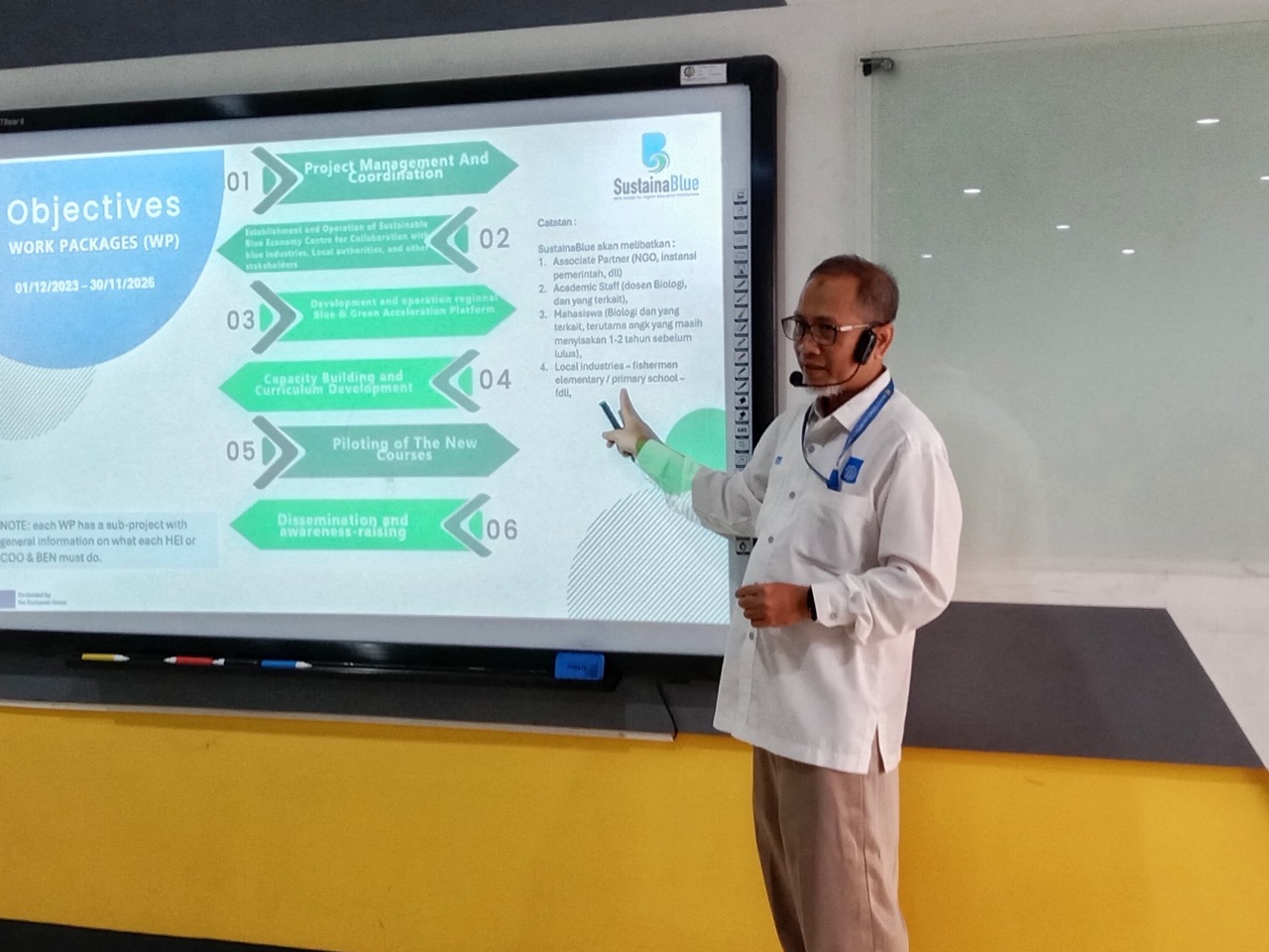 Project Manager SustainaBlue, Aunurohim SSi DEA, saat memaparkan work packages (WP) dalam training bersama para mitra SustainaBlue dalam acara peluncuran di Departemen Biologi ITS