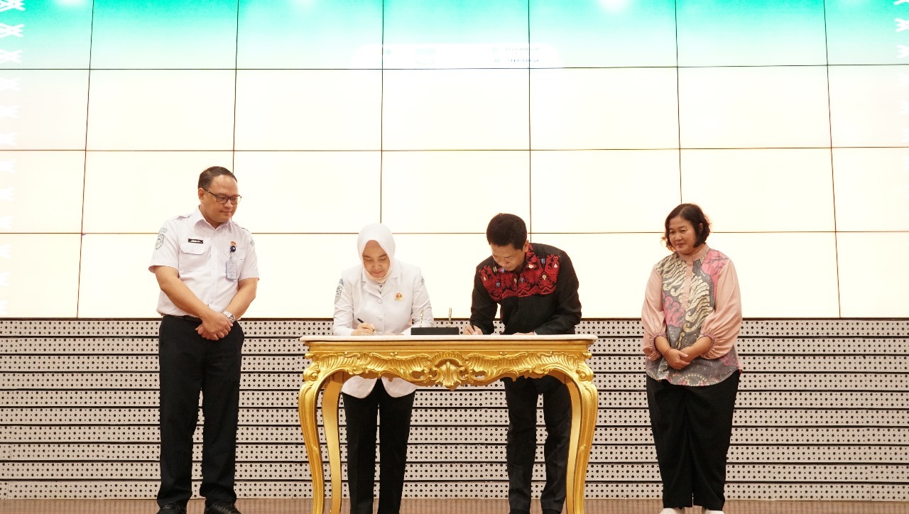 Rektor ITS Ir Bambang Pramujati ST MSc Eng PhD (dua dari kanan) dan Kepala BMKG Prof Ir Dwikorita Karnawati MSc PhD (dua dari kiri) saat menandatangani MoU antara ITS dengan BMKG