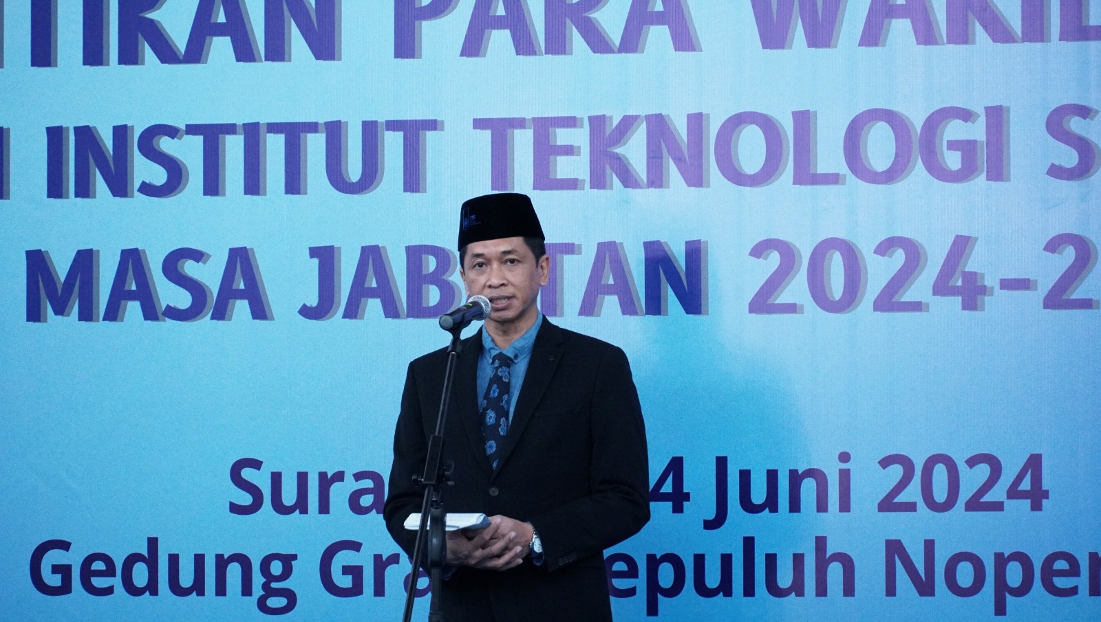 Rektor ITS Ir Bambang Pramujati ST MSc Eng PhD saat memberikan sambutan pada pelantikan Wakil Rektor ITS periode 2024 - 2029 di Graha Sepuluh Nopember ITS