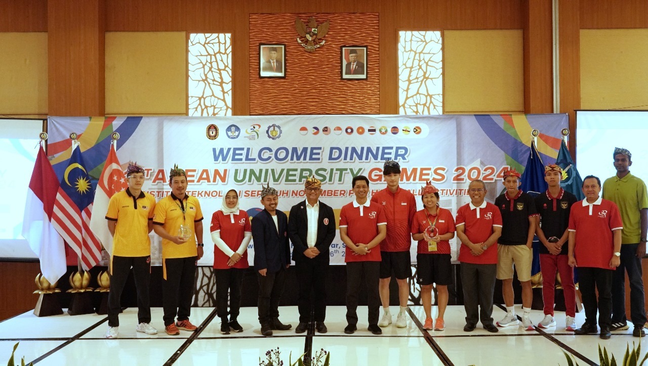 Rektor ITS Ir Bambang Pramujati ST MScEng PhD (enam dari kiri) bersama para wakil rektor, perwakilan ABTI, dan perwakilat atlet handball dari masing-masing negara peserta