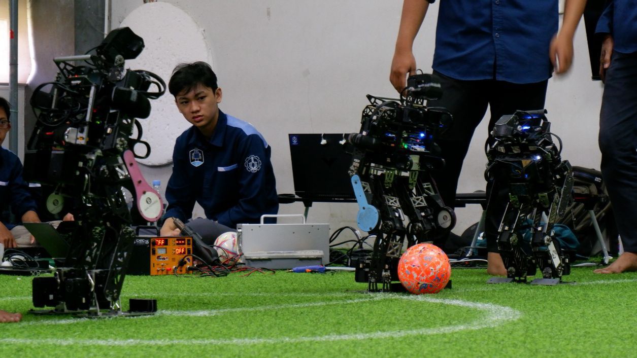 Tim Ichiro ITS saat bertanding di KRI 2024 Wilayah II dalam kategori Kontes Robot Sepak Bola Indonesia (KRSBI) Humanoid 2