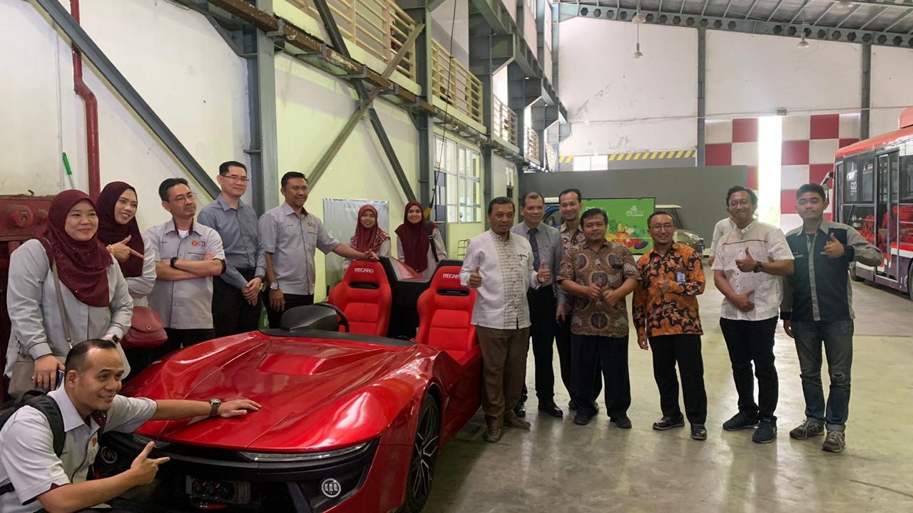 Gambar Prof Dr Bambang Sudarmanta ST MT bersama tim Universiti Teknologi Malaysia (UTM)