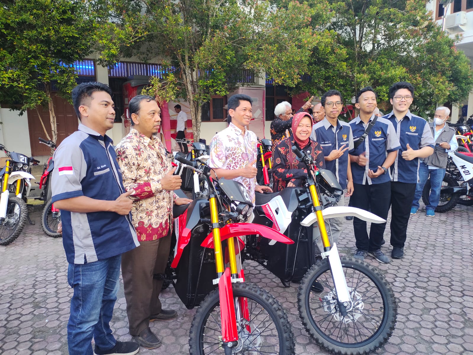 Gambar Prof Dr Bambang Sudarmanta ST MT ketika peluncuran e-trail