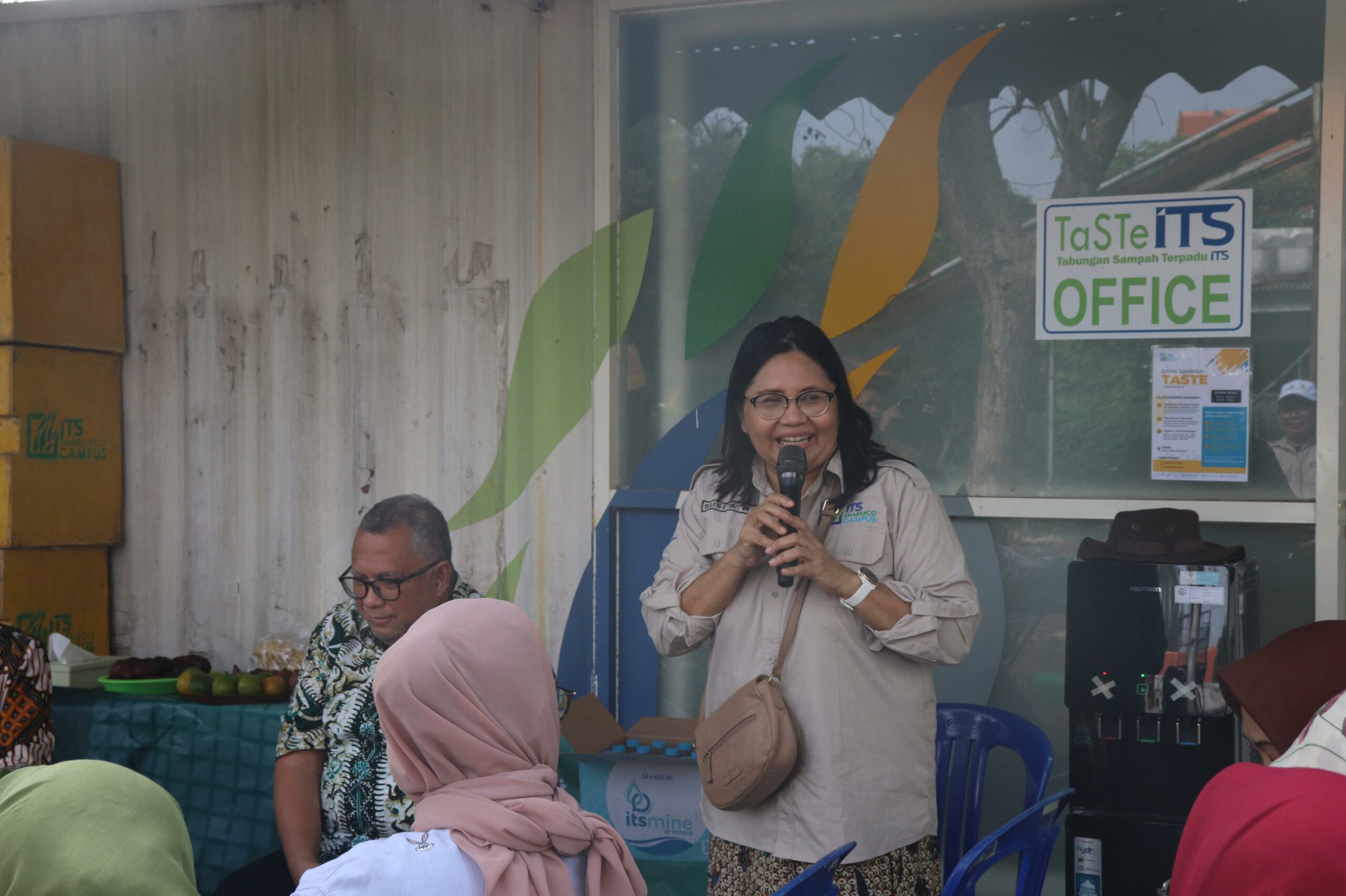 Potret Dr Susi Agustina Wilujeng ST MT saat memberi laporan dalam peresmian greenhouse ITS