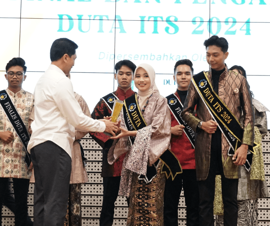 Gambar Annisa Nurul Fitria menerima penghargaan oleh Ir Bambang Pramujati ST MScEng PhD IPU AEng