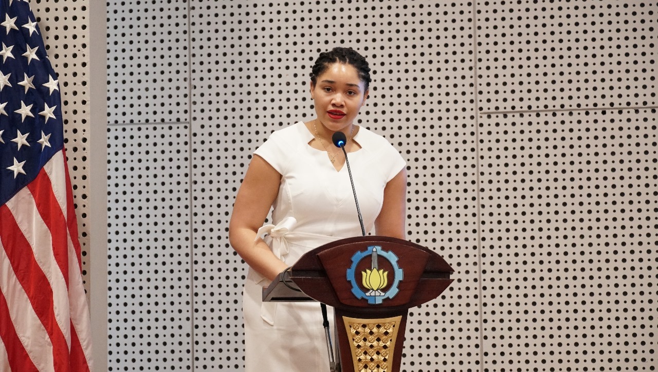 Acting Public Affairs Officer Konsulat Jenderal Amerika Serikat di Surabaya Kayla Smith saat menyampaikan sambutannya pada gelaran HEPI Forum Series 2024 di Gedung Research Center ITS
