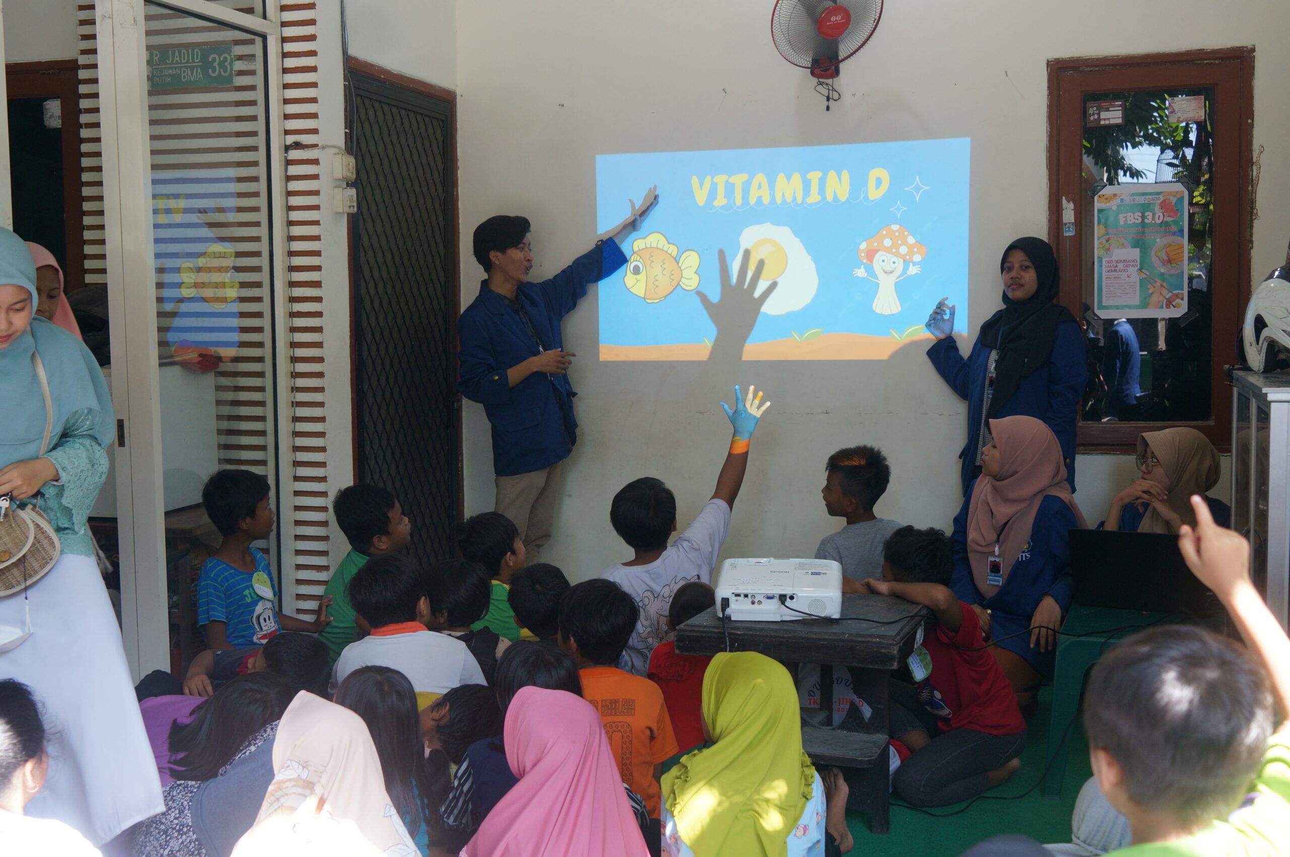 Semangat anak-anak Sekolah Rakyat Kejawan saat menjawab pertanyaan saat pembelajaran