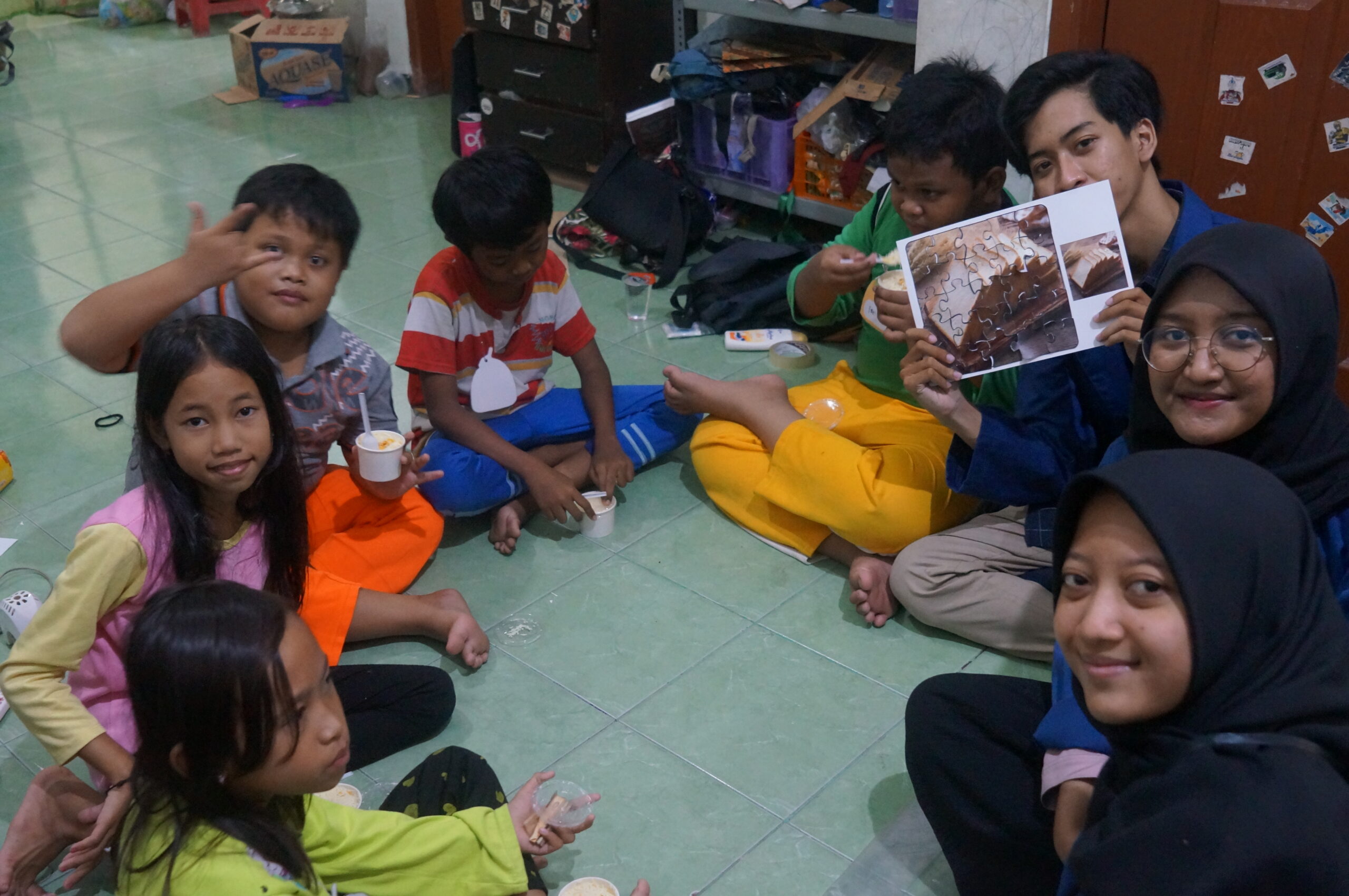 Ekspresi bahagia anak Sekolah Rakyat Kejawan ketika berhasil menyusun puzzle