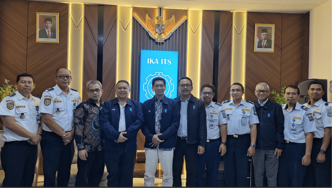 Foto Rektor ITS (lima dari kiri) beserta pengurus IKA ITS dan Alumni ITS di Dinas Perhubungan Jawa Timur