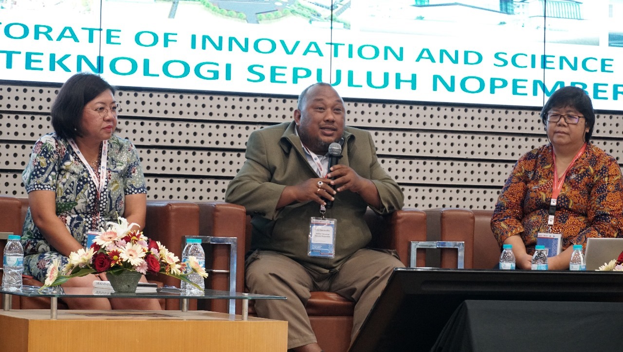 Direktur Inovasi dan Kawasan Sains Teknologi (DIKST) ITS Dr Eng Kriyo Sambodho ST MEng (tengah) dan Direktur Kemitraan Global ITS Dr Maria Anityasari (kanan) saat jadi pembicara