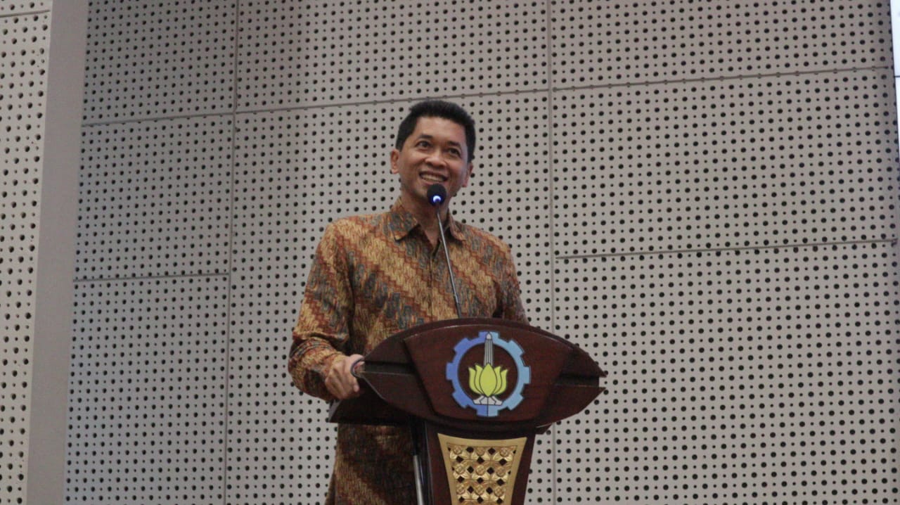 Rektor ITS Ir Bambang Pramujati MScEng PhD IPU AEng saat memberikan sambutan pada Diskusi Panel IKA ITS