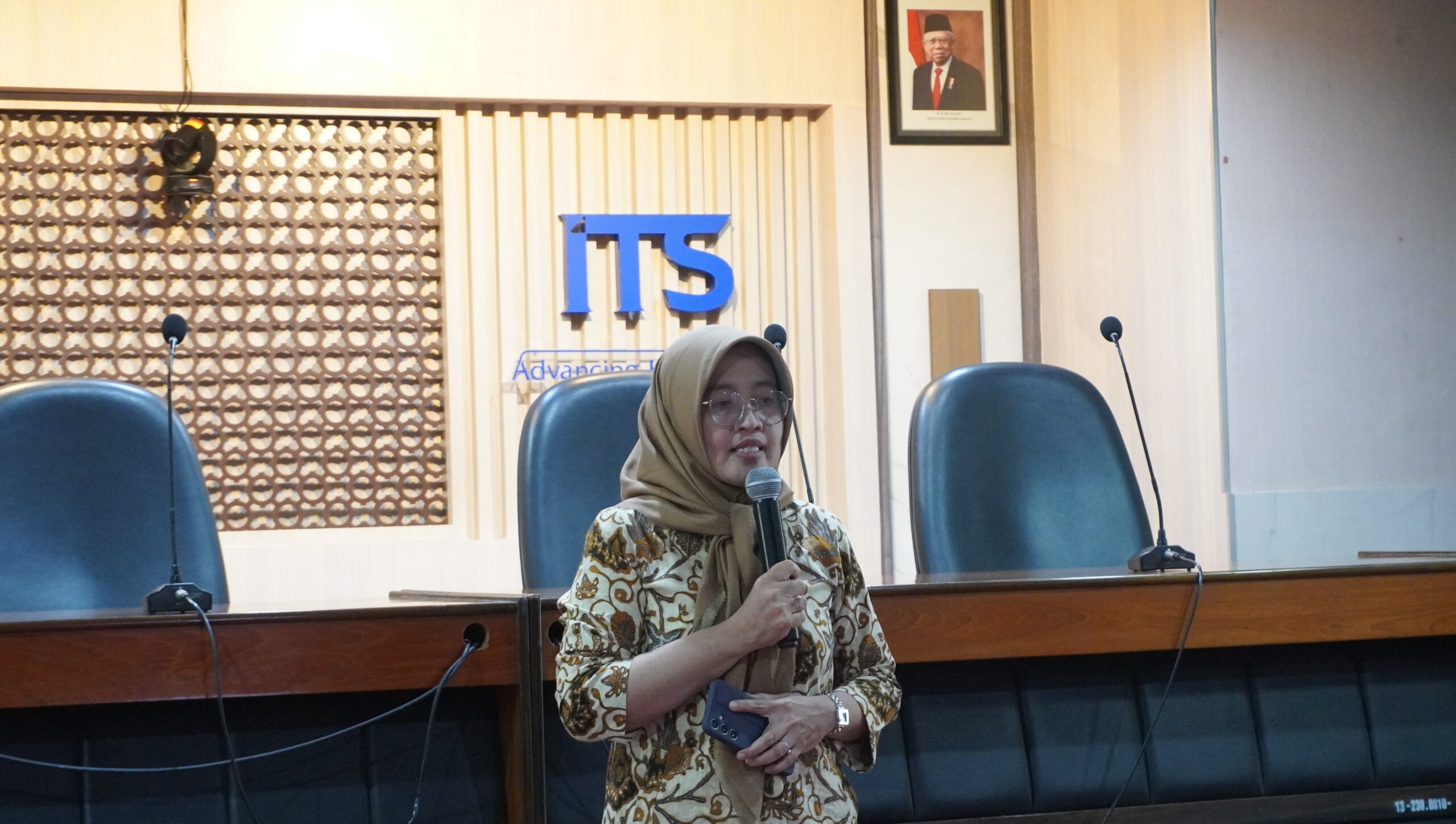 Wakil Rektor I Bidang Akademik dan Kemahasiswaan, Prof Nurul Widiastuti SSi MSi PhD saat memberikan sambutan pada acara Perjanjian Kerja Sama dengan PT Telkominfra