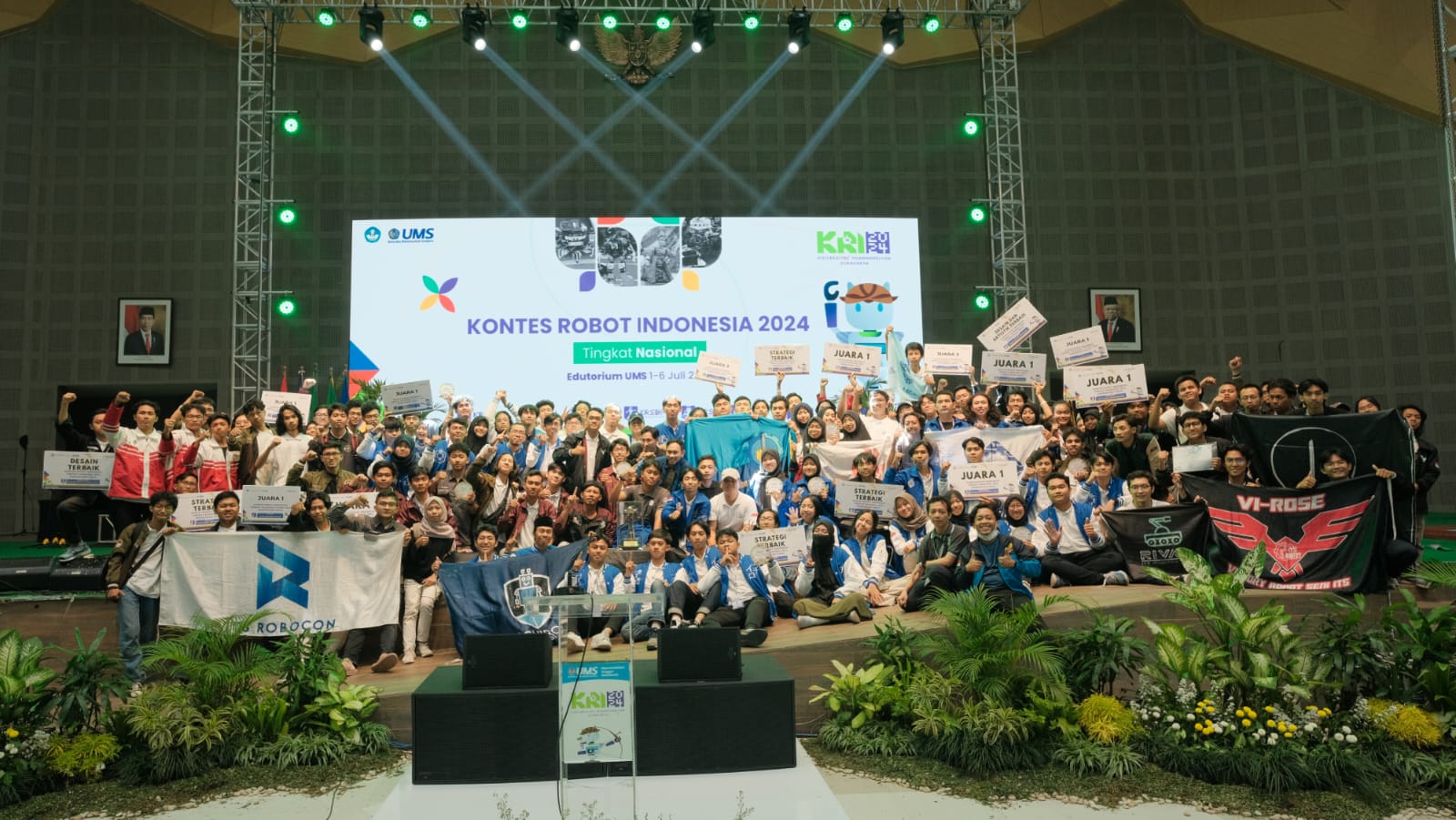 Kontingen Tim Robotika ITS ketika merayakan kemenangannya sebagai Juara Umum pada malam penganugerahan KRI 2024 di Universitas Muhammadiyah Surakarta
