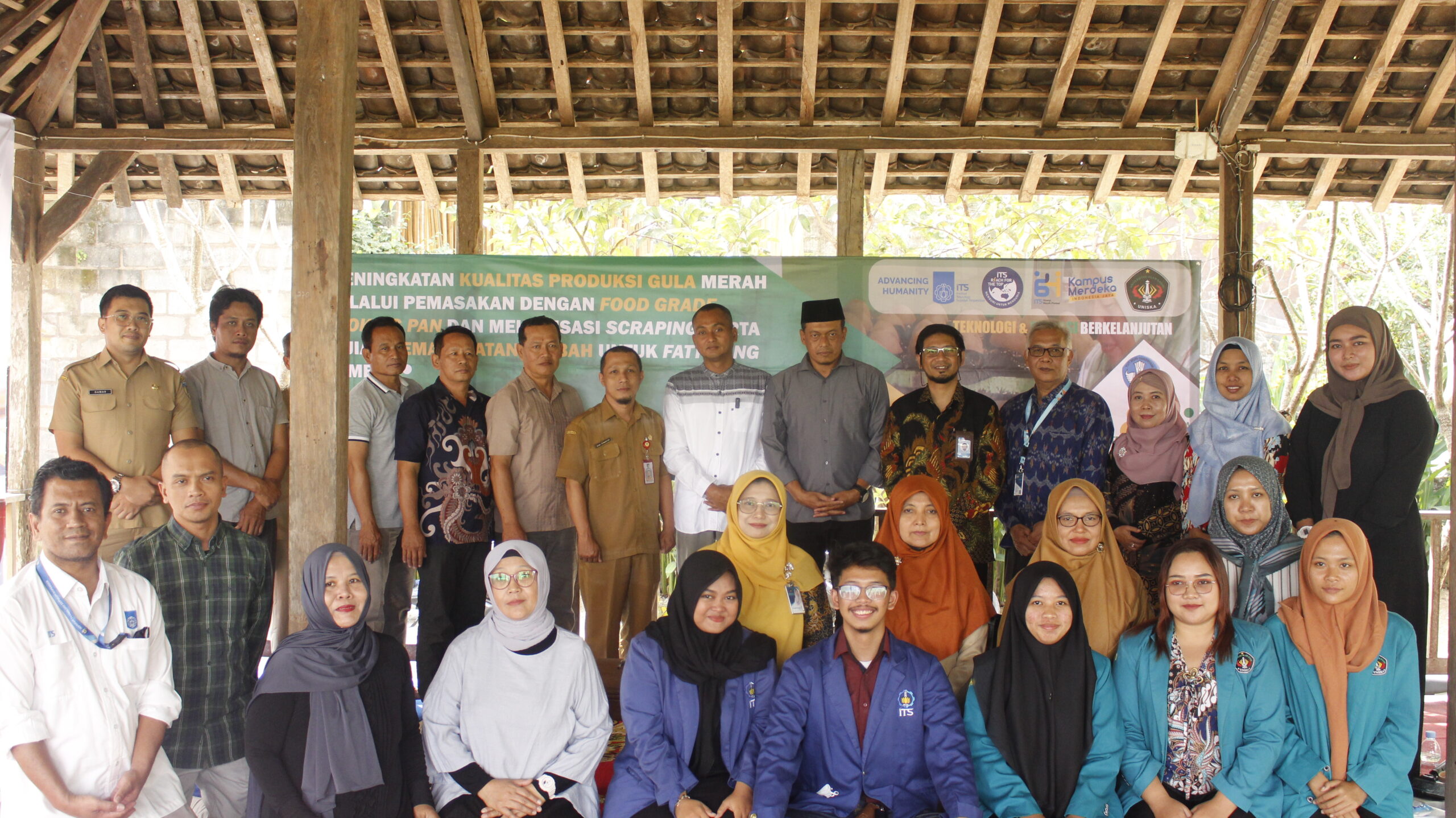 Foto bersama tim KKN ITS dengan tim KKN UNISKA, Dispertabun Kabupaten Kediri, dan pengrajin gula merah Kecamatan Mojo