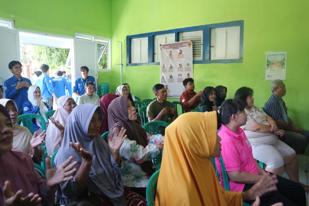 Masyarakat Kampung Medokan Semampir Surabaya saat mendengarkan materi penyuluhan penghijauan di perkotaan
