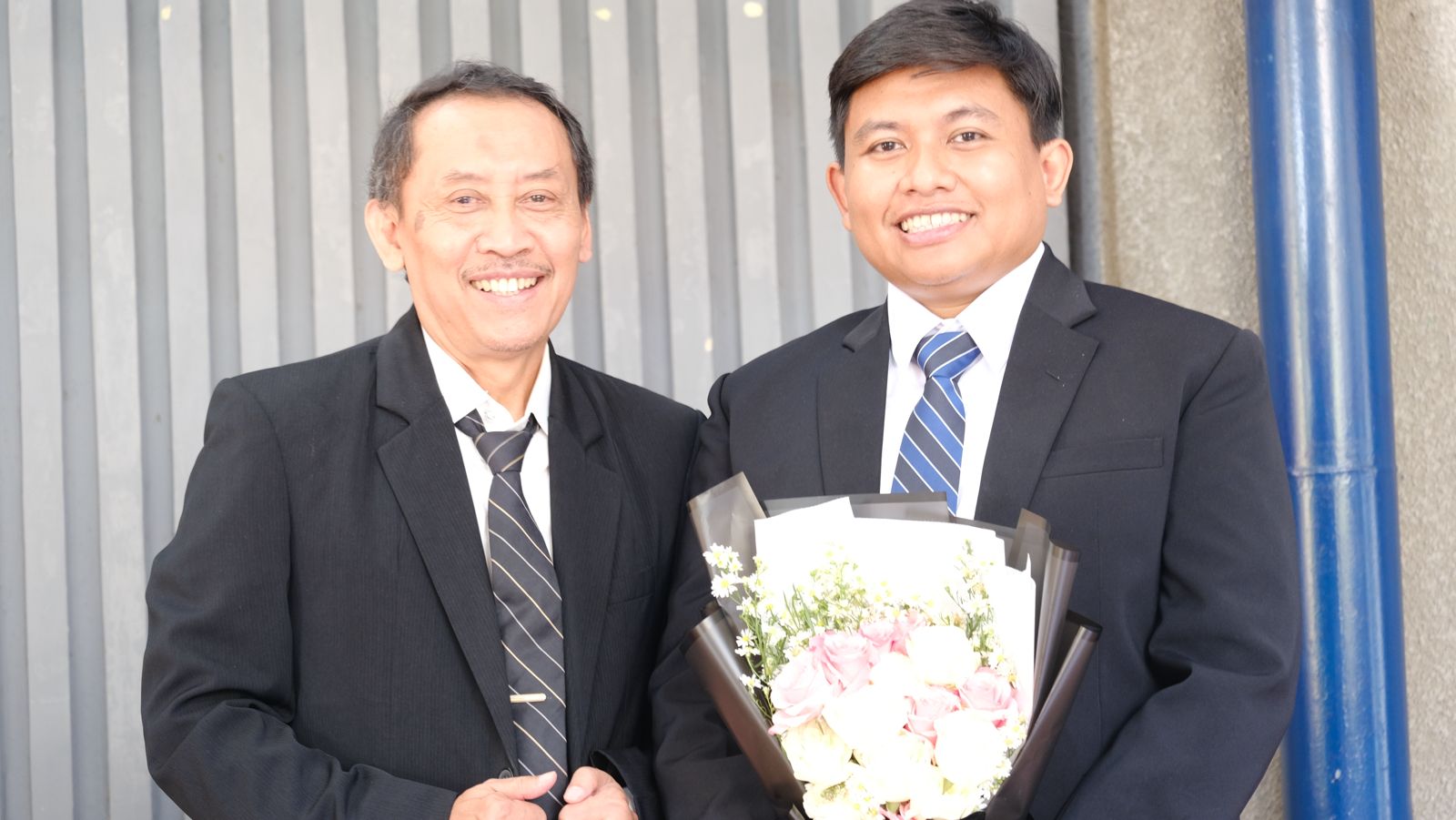 Gambar Muhammad Taufiqi (kanan) bersama dosen pembimbingnya Prof Drs Agus Purwanto MSi MSc DSc usai sidang promosi doktor di ITS
