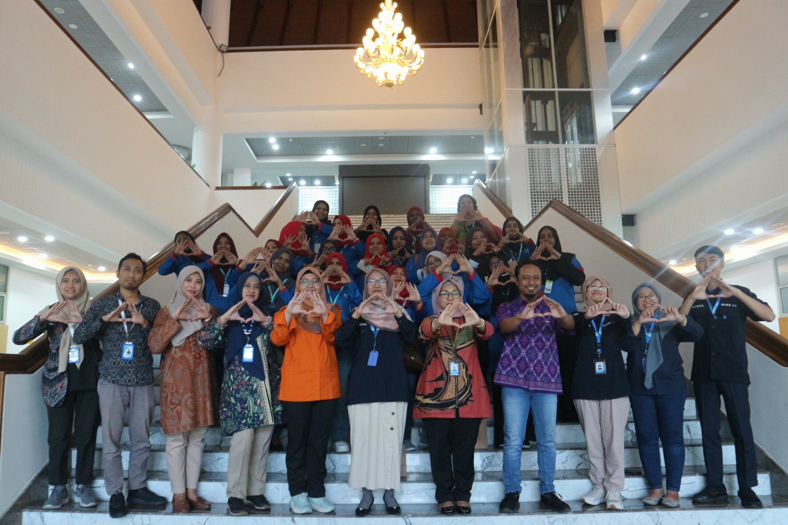 Foto bersama delegasi dari MNU bersama Biro Umum dan Reformasi Birokrasi ITS di dalam Gedung Rektorat ITS