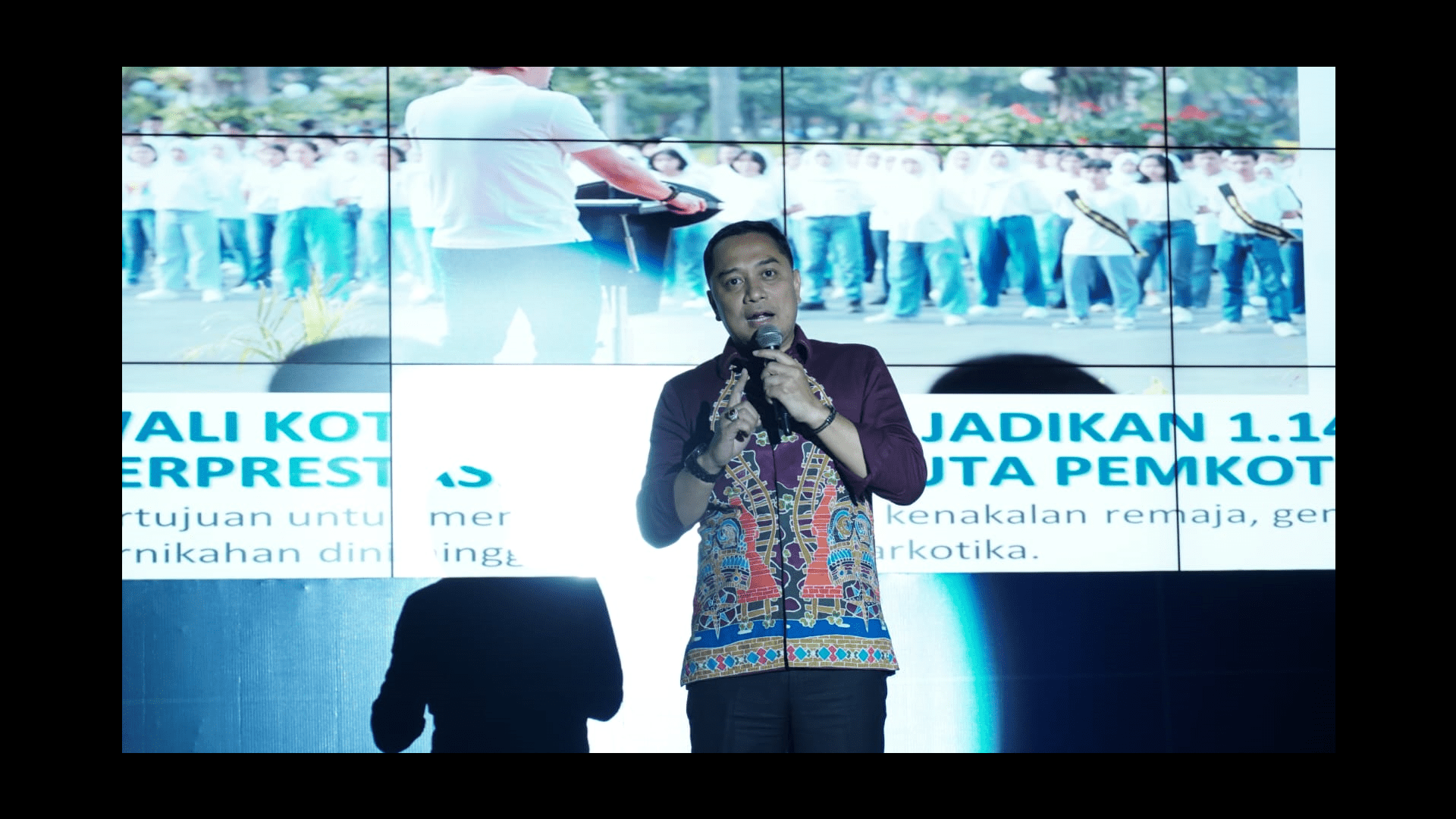 Wali Kota Surabaya dan Ketua IKA ITS PW Jatim Eri Cahyadi ST MT saat memberikan materi terkait kepemimpinan di The Grand Leader Summit yang diselenggarakan oleh HIPMI ITS dan IKA ITS PW Jawa Timur