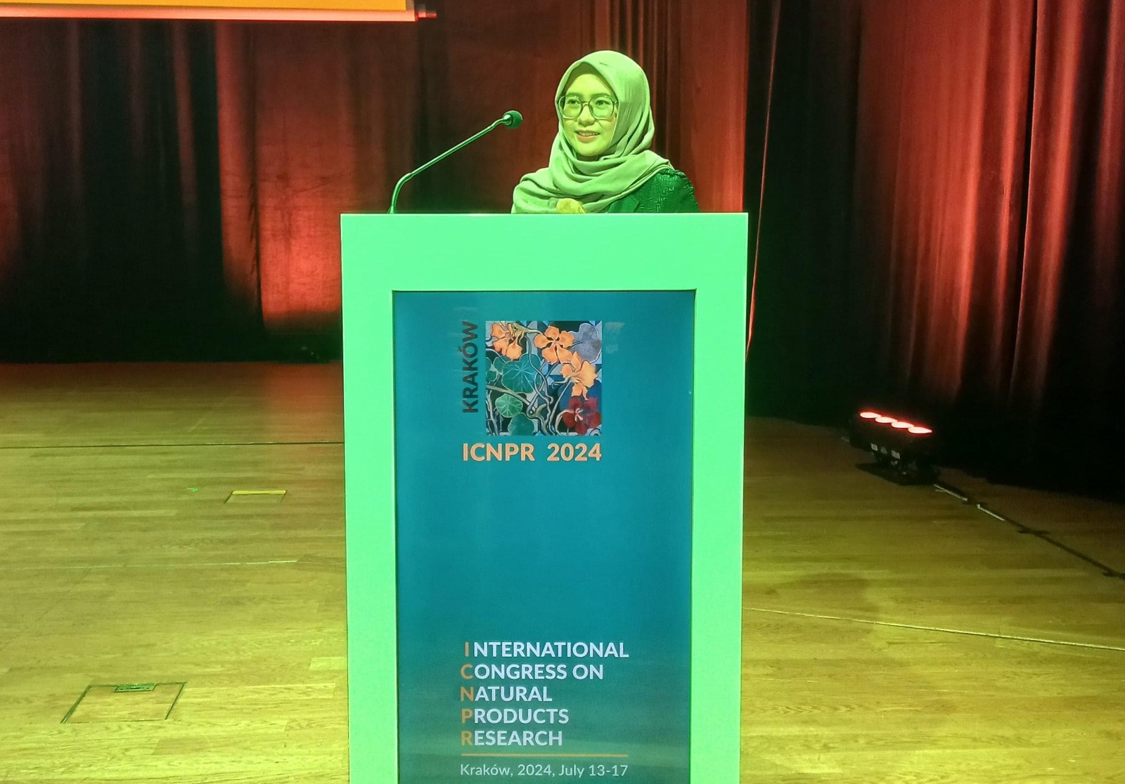 Sri Fatmawati SSi MSc PhD saat menyampaikan hasil penelitiannya di Kongres Internasional Himpunan Penelitian Tanaman Obat dan Bahan Alam 2024 di Polandia