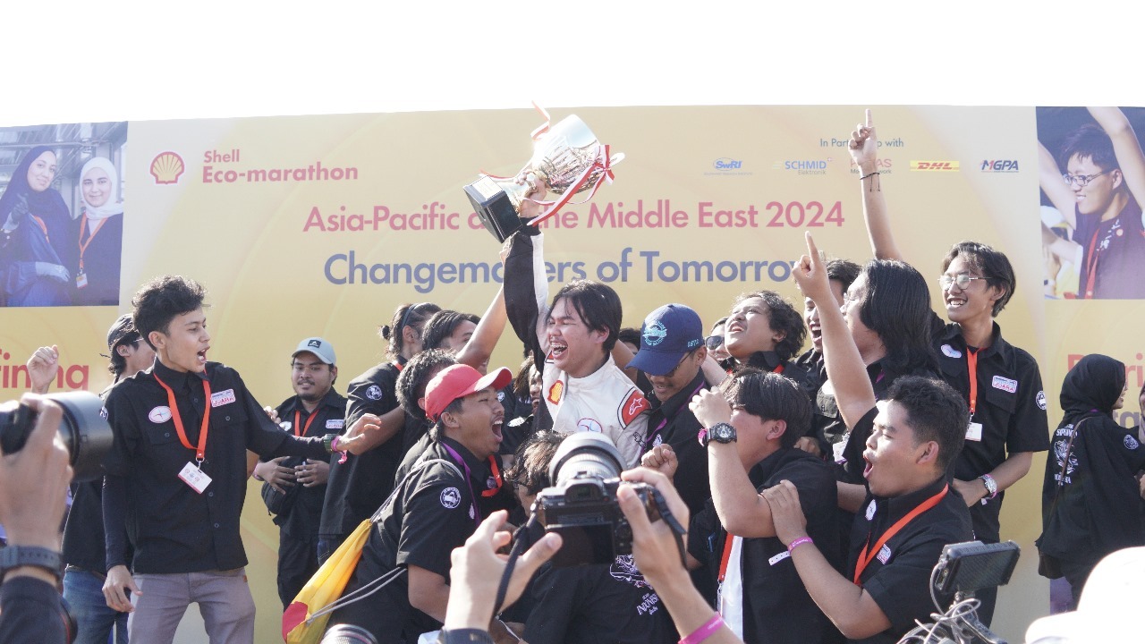 Tim Sapuangin ITS ketika menerima penghargaan juara pertama Regional Championship pada Shell Eco-marathon Asia Pacific and the Middle East 2024