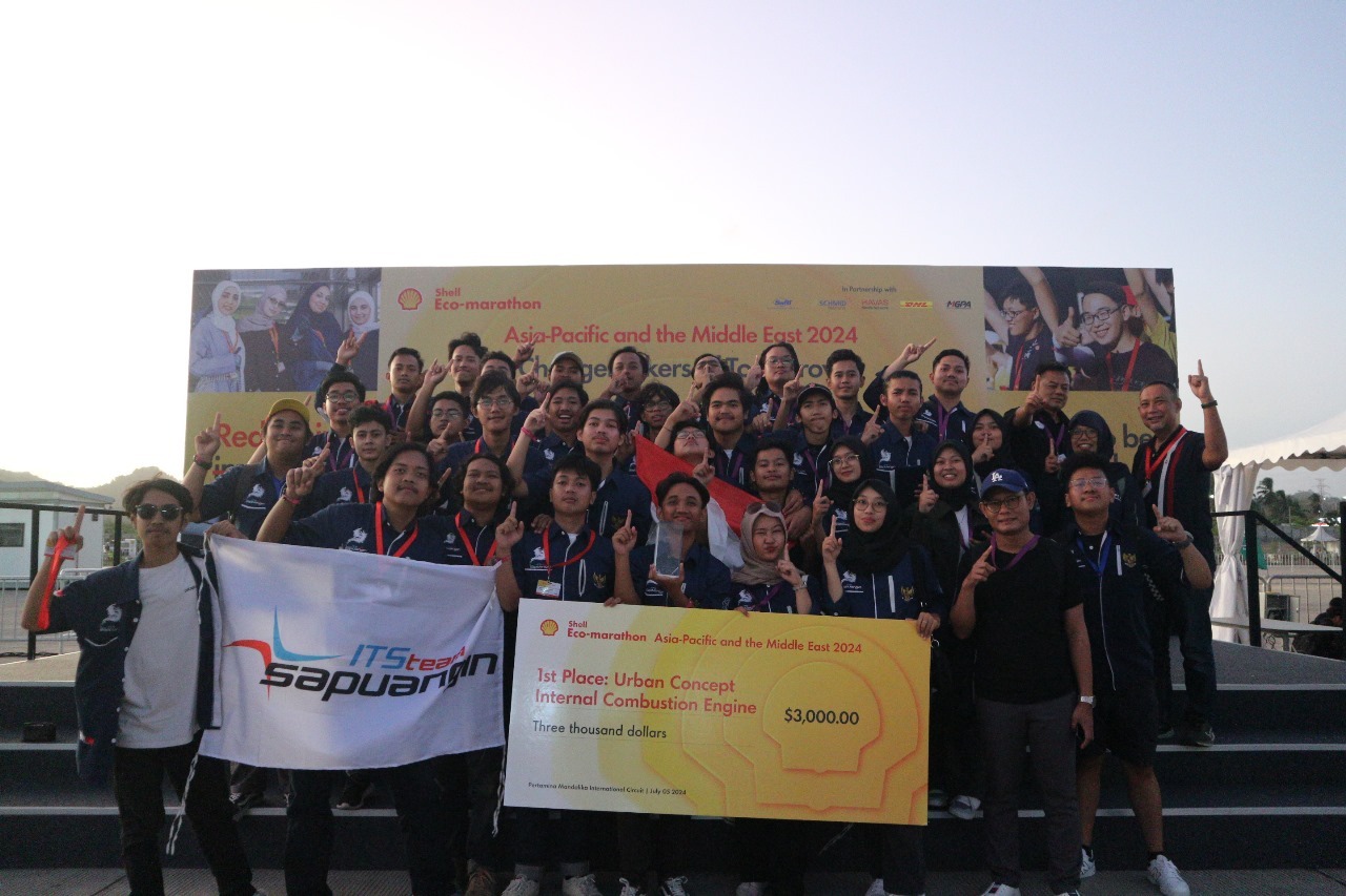 Tim Sapuangin ITS ketika menerima penghargaan juara pertama Urban Concept Internal Combustion Engine di ajang Shell Eco-marathon Asia Pacific and the Middle East 2024