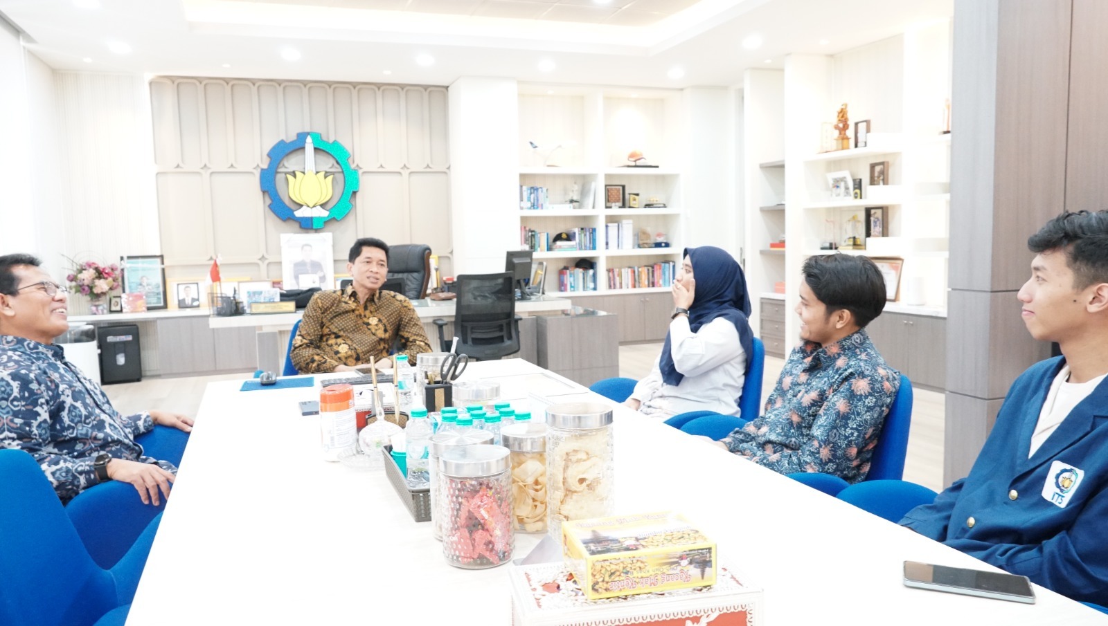 Rektor ITS Ir Bambang Pramujati ST MScEng PhD IPU AEng (berbaju batik kuning) berdiskusi terkait PIN Polio bersama perwakilan dari dari Fakultas Kedokteran dan Kesehatan ITS