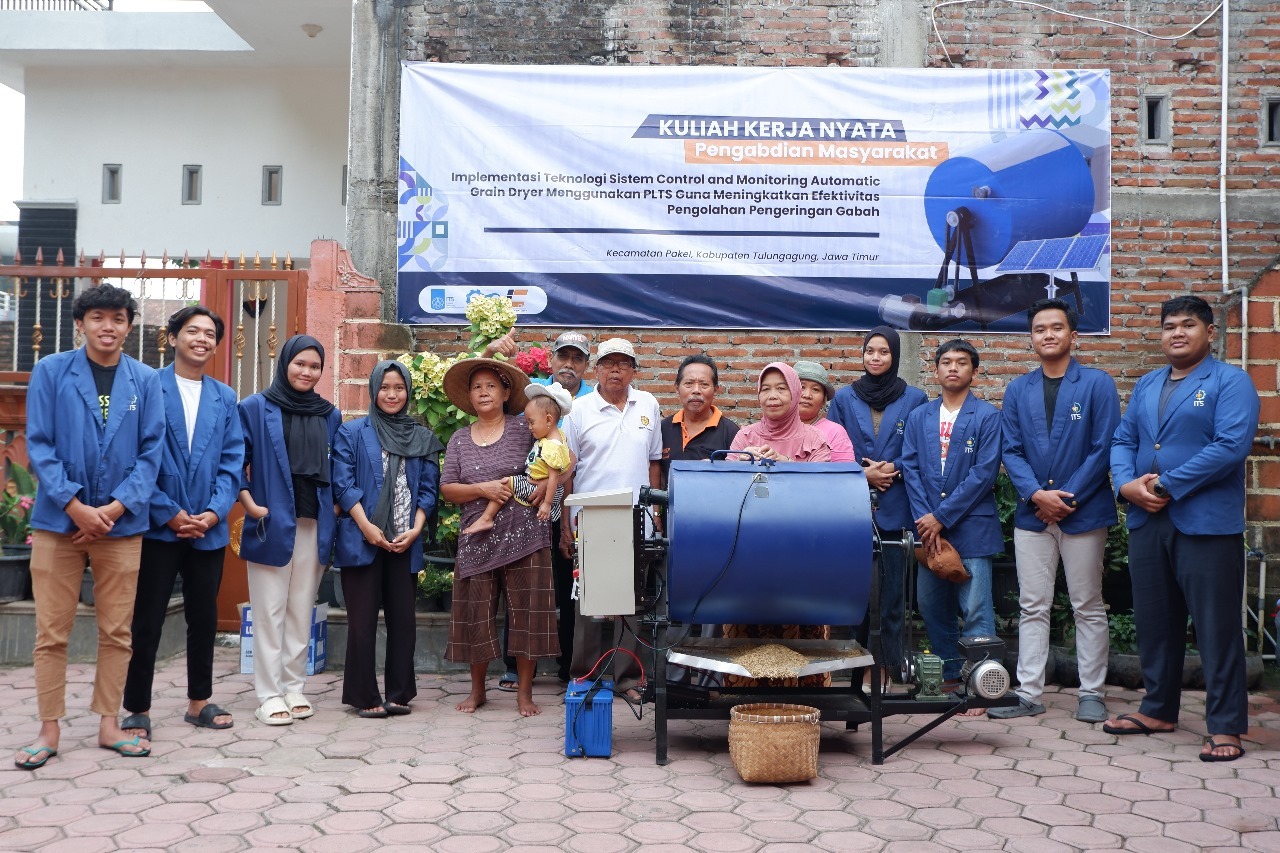 Foto bersama tim KKN Abmas dari Departemen Teknik Instrumentasi ITS dan para petani di desa Sambitan, kabupaten Tulungagung