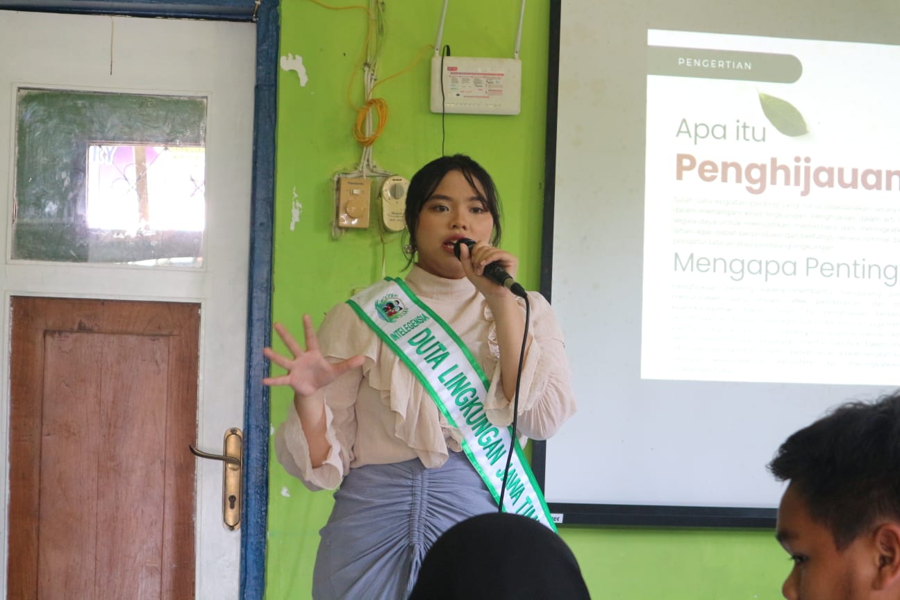 Duta Lingkungan Jawa Timur 2024, Olivia Ridhotul Marita saat memaparkan materi penghijauan di tengah perkotaan