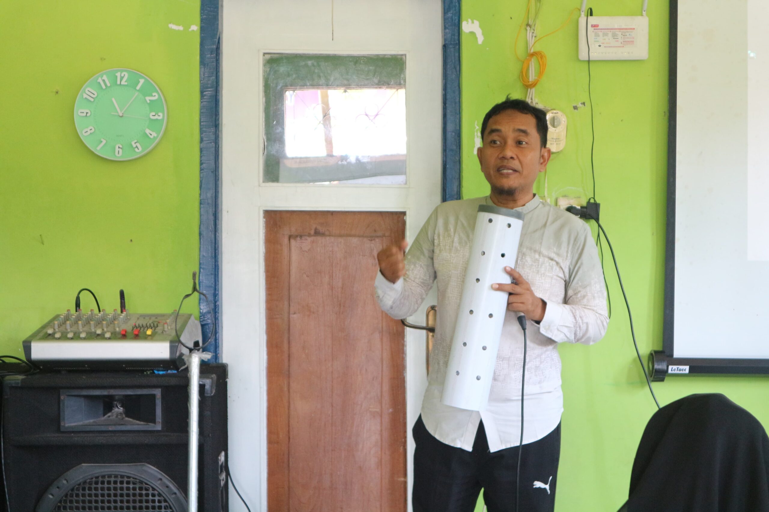 Pendiri Komunitas Tunas Hijau Indonesia Mochamad Zamroni saat melakukan penyuluhan terkait Lubang Resapan Biopori (LRB)