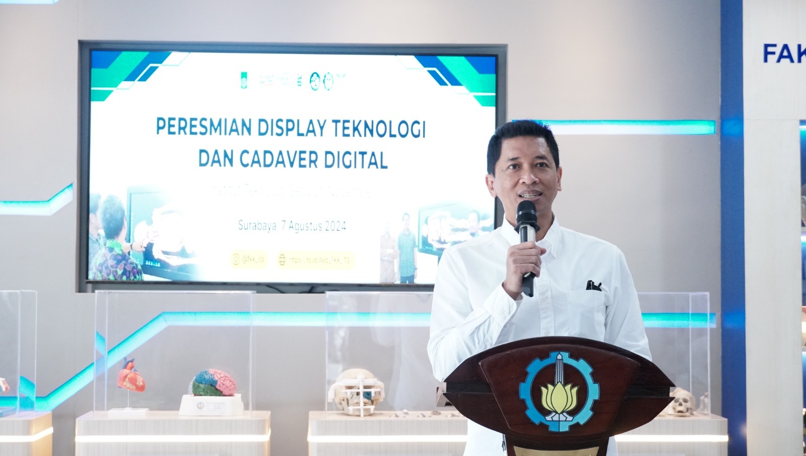 Rektor ITS Ir Bambang Pramujati ST MScEng PhD saat memberikan sambutan pada Peresmian Display Teknologi dan Cadaver Digital FKK ITS, (7/8)