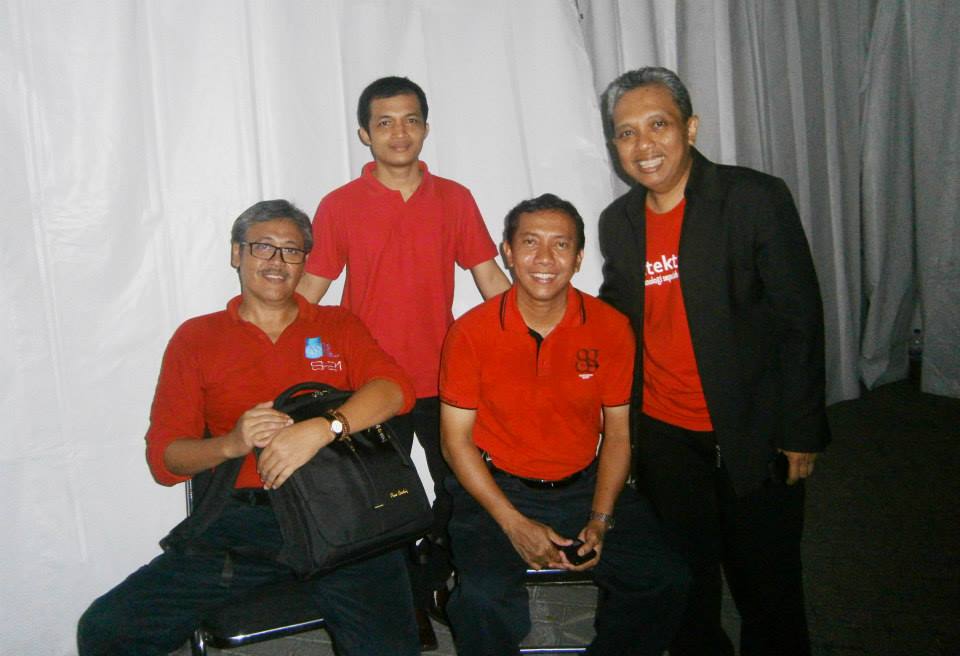 Foto Prof Ir Ing Bambang Soemardiono dan rekan musisinya