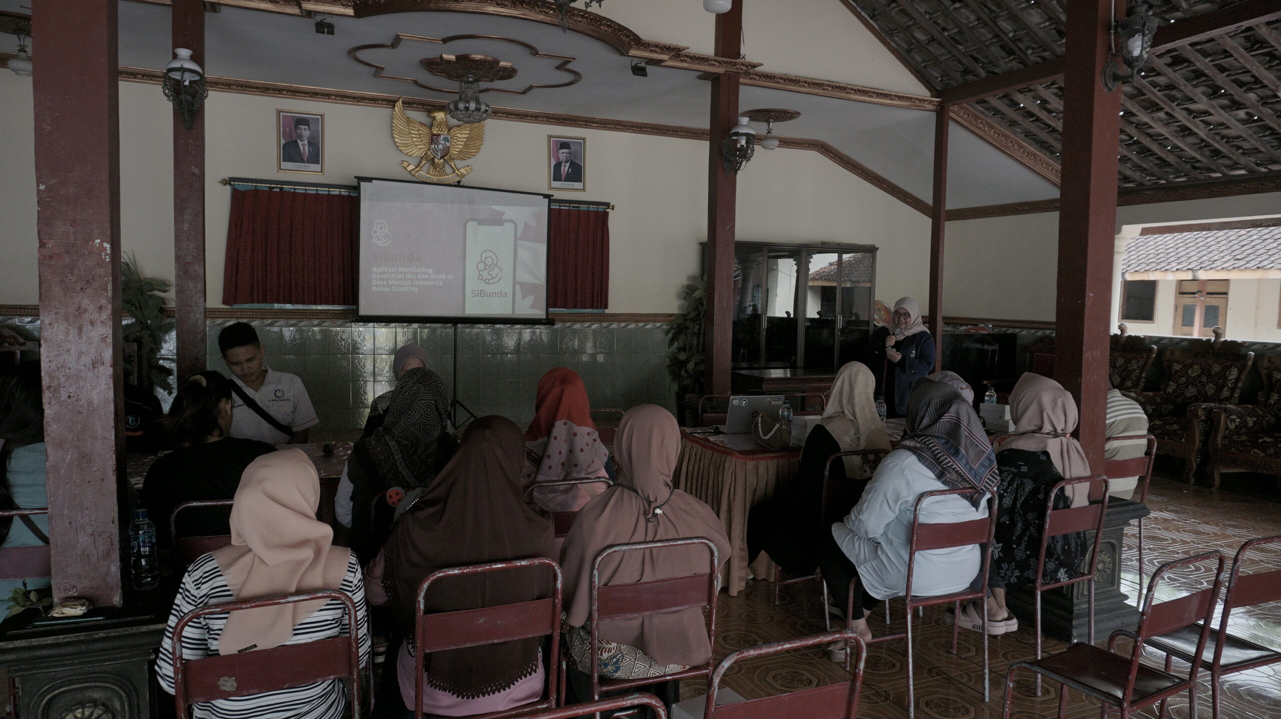 Mahasiswa tim KKN Abmas melakukan sosialisasi terkait aplikasi Si Bunda kepada warga Desa Karanganom