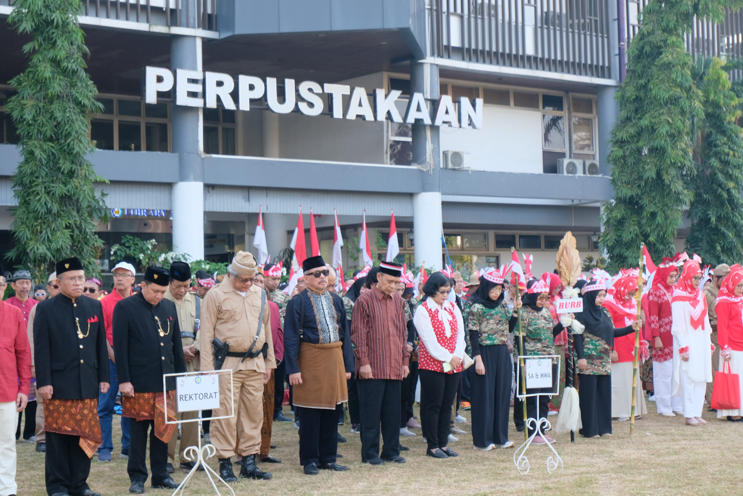 Civitas Akademika yang dengan khidmat mengikuti rangkaian upacara Hari Kemerdekaan Republik Indonesia ke-79 